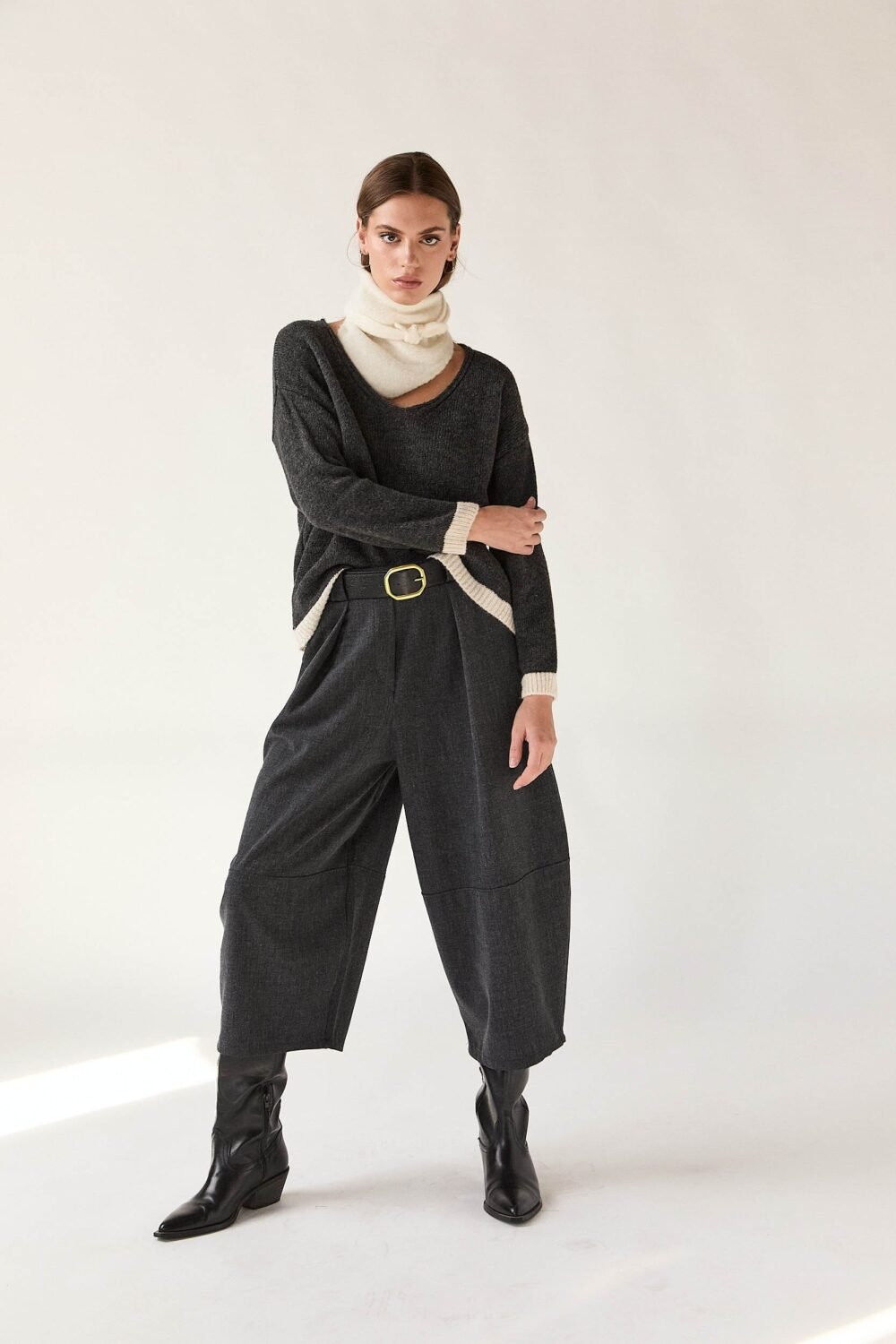 Pantalón ancho cropped gris