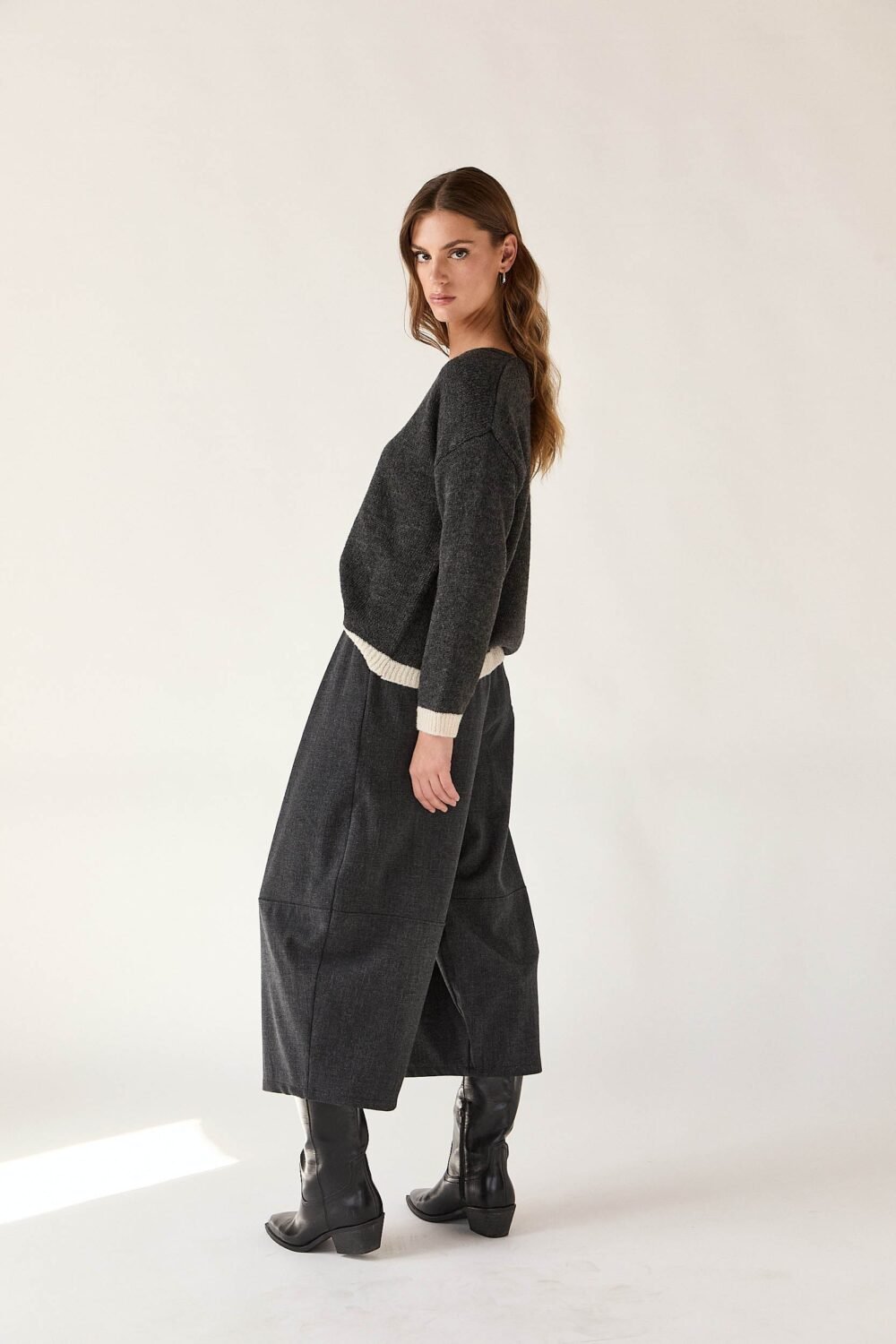 Pantalón ancho cropped gris