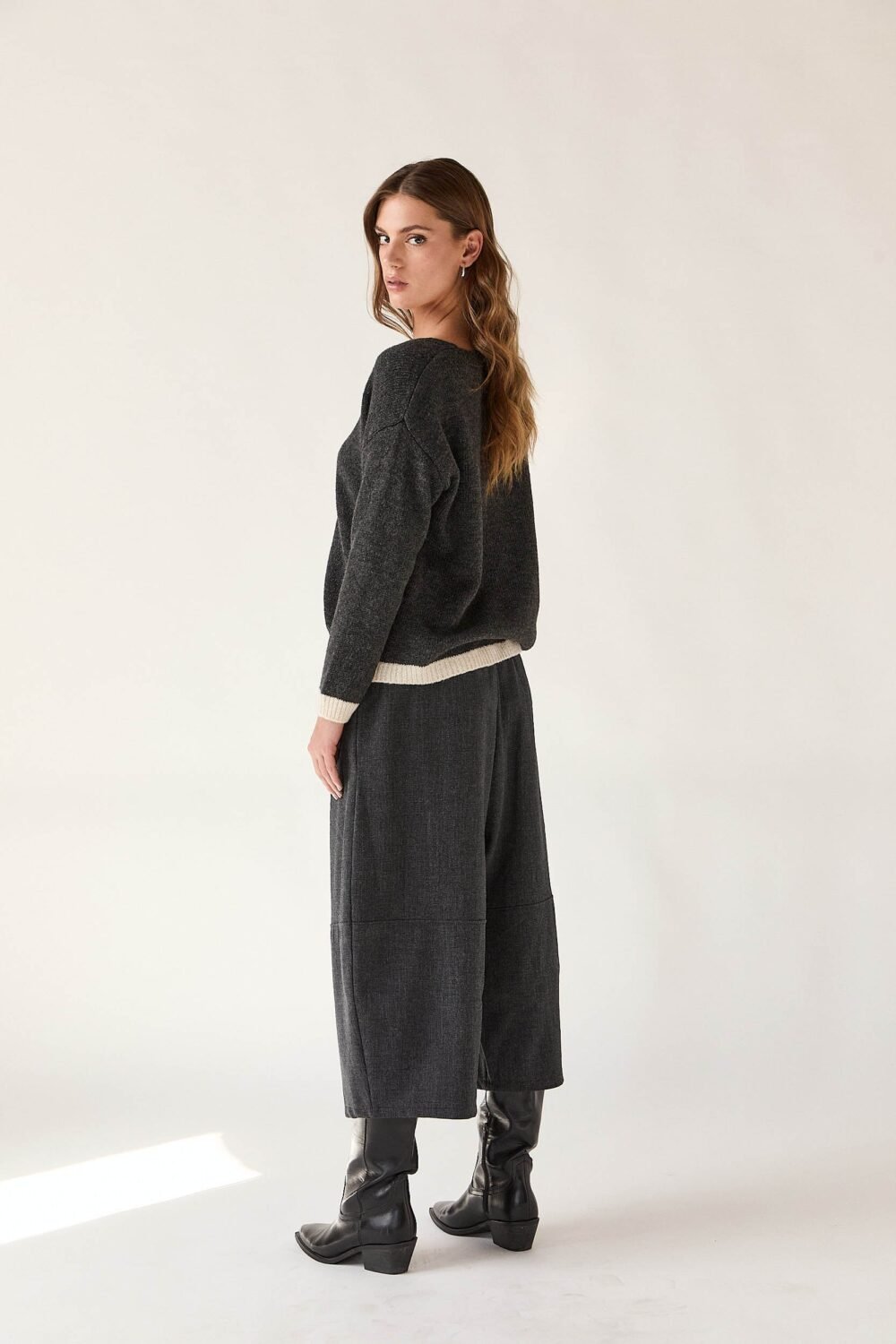 Pantalón ancho cropped gris