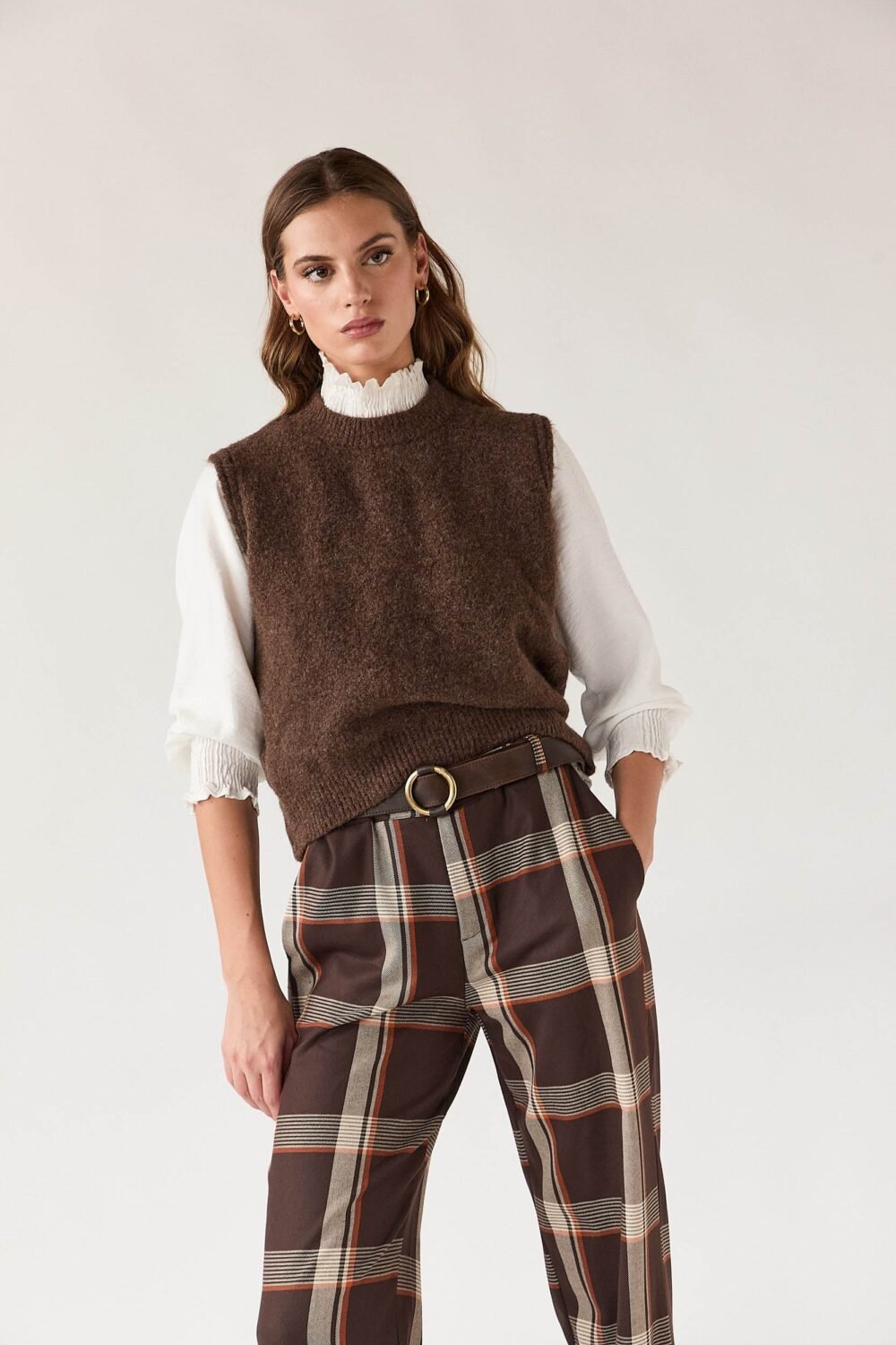 Pantalon-bombacho-cuadros-marron-934449-4