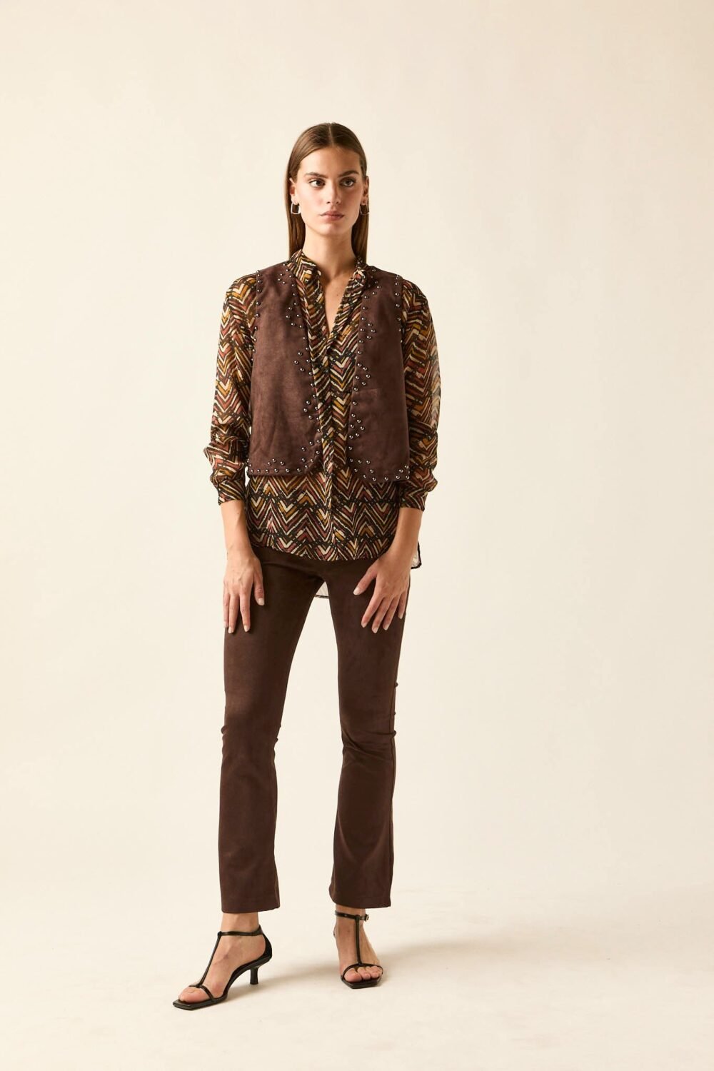 Pantalon-efecto-ante-tachas-marron-27483104-0