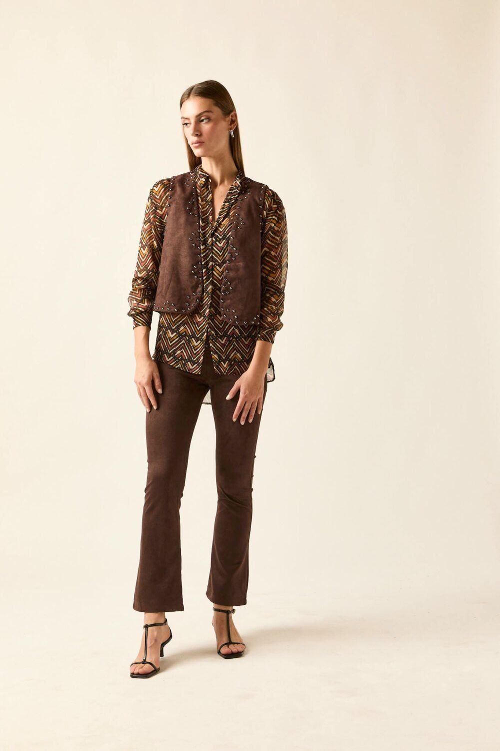 Pantalón efecto ante marrón con tachuelas