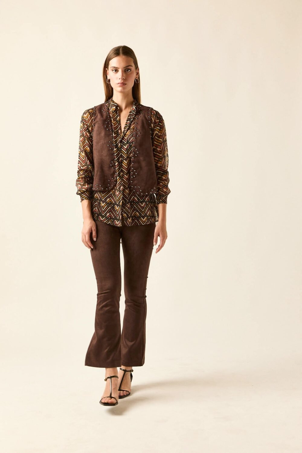 Pantalón efecto ante marrón con tachuelas