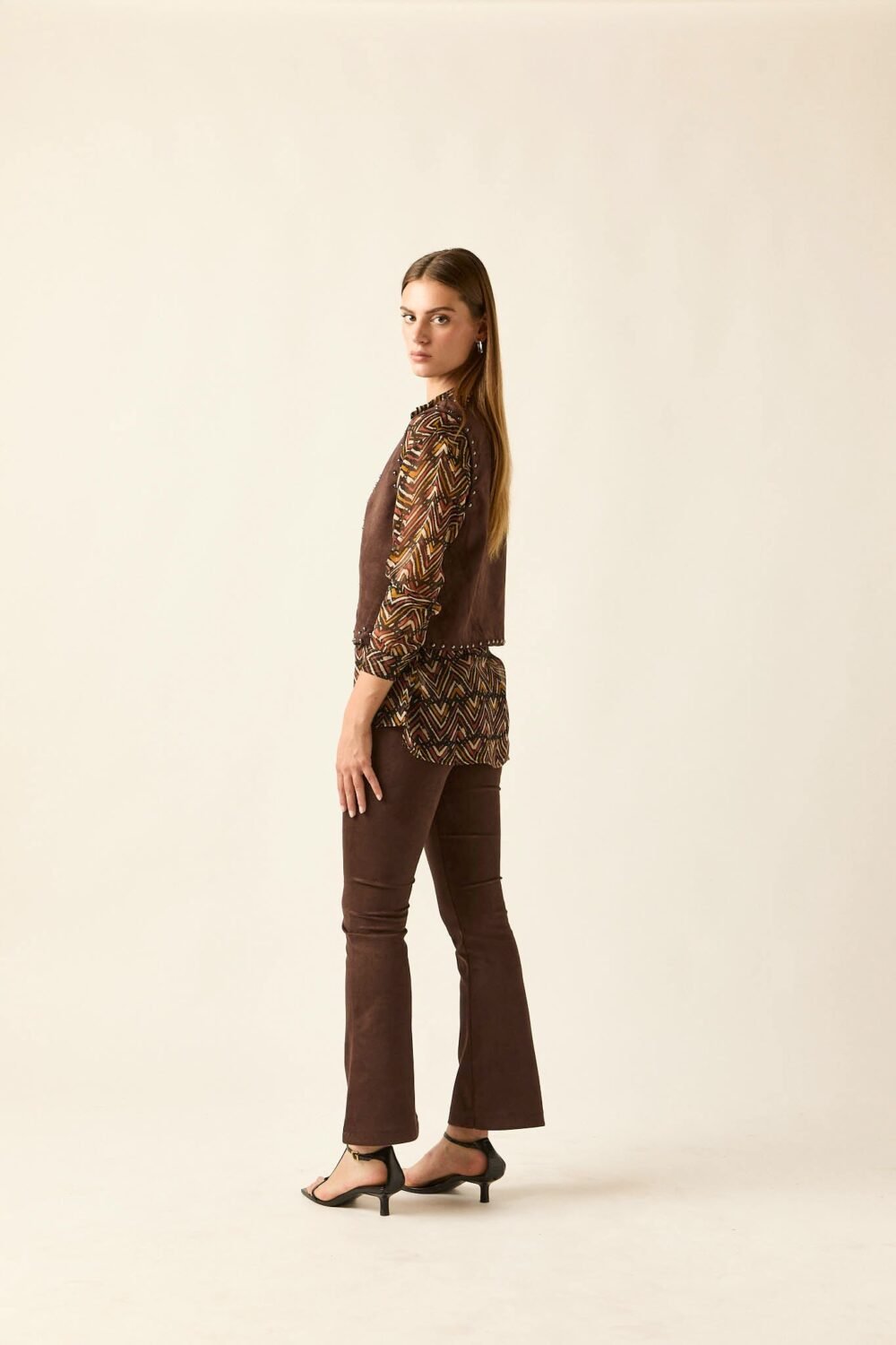 Pantalón efecto ante marrón con tachuelas