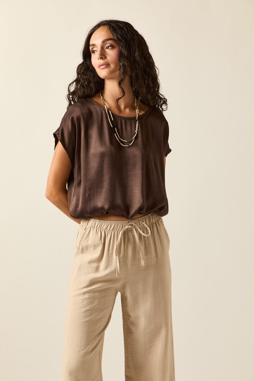 Pantalon-fluido-beige-002858001-0_8b0ee9df-0207-4896-a46e-0dbd87b694b5