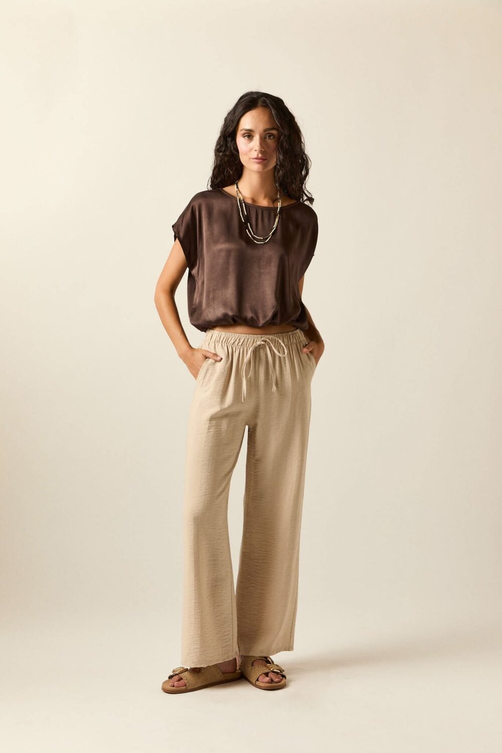 Camiseta satinada lazo marrón