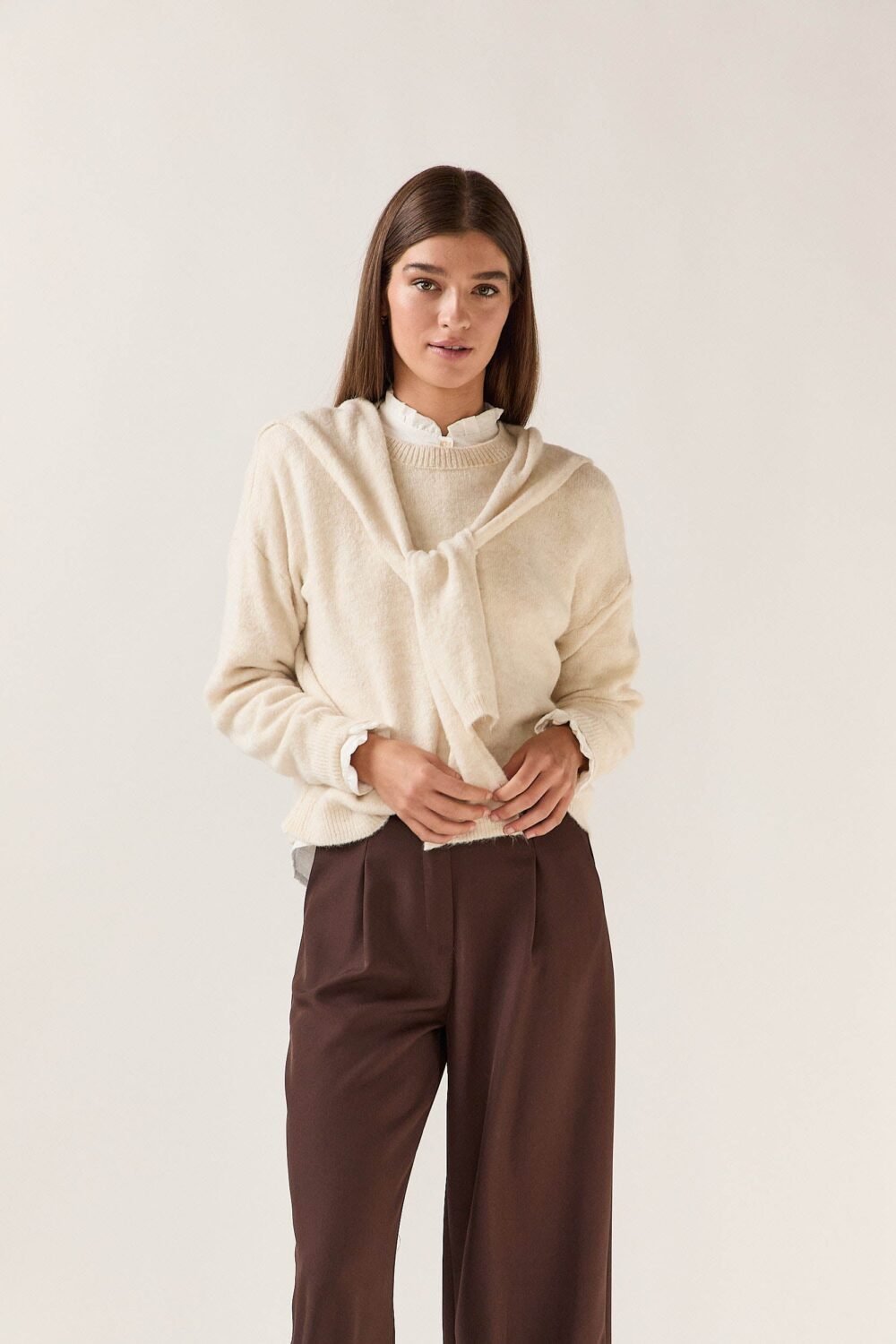 Pantalón pinzas cinturón marrón