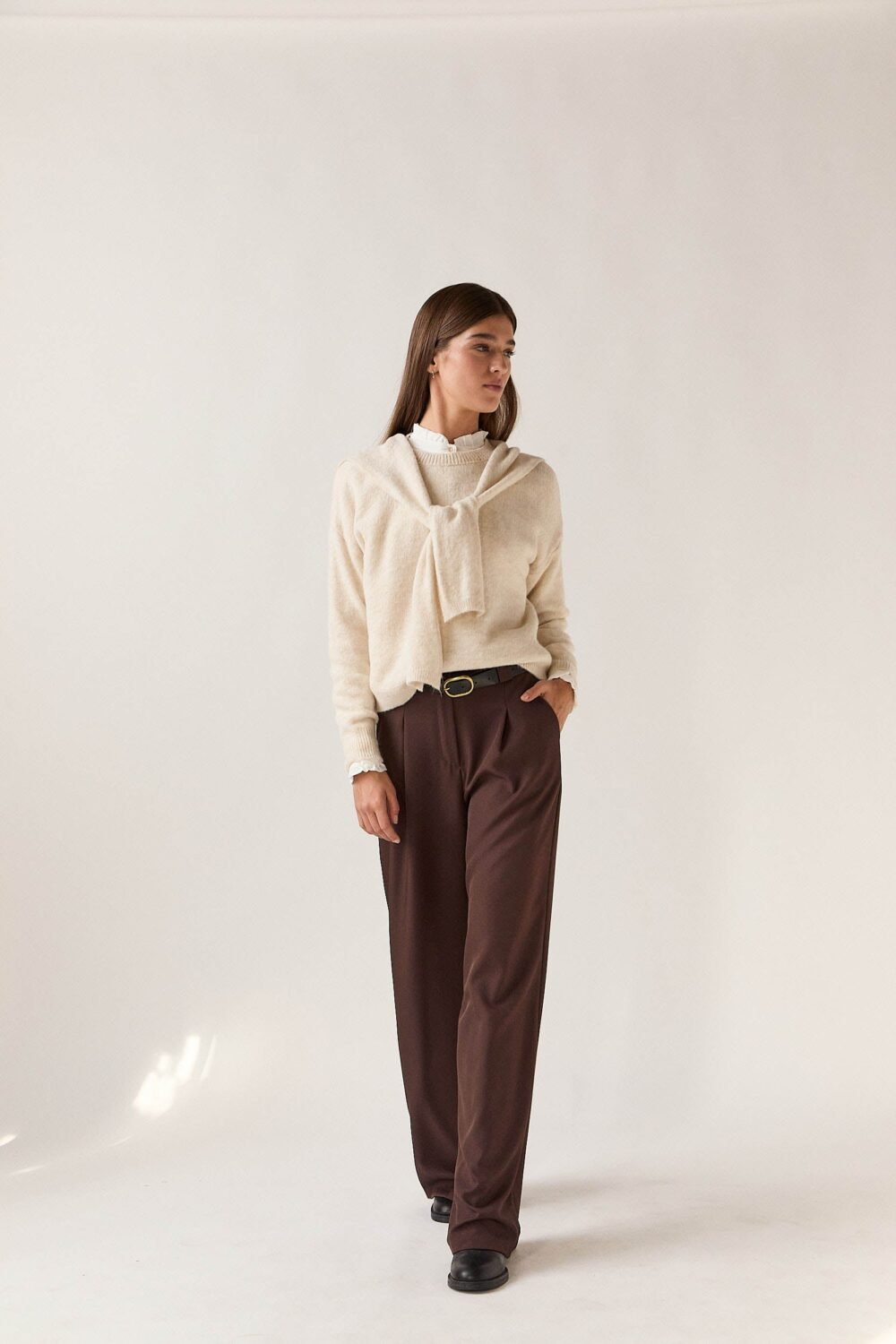 Pantalon-pintas-marron-cinturon-9343764