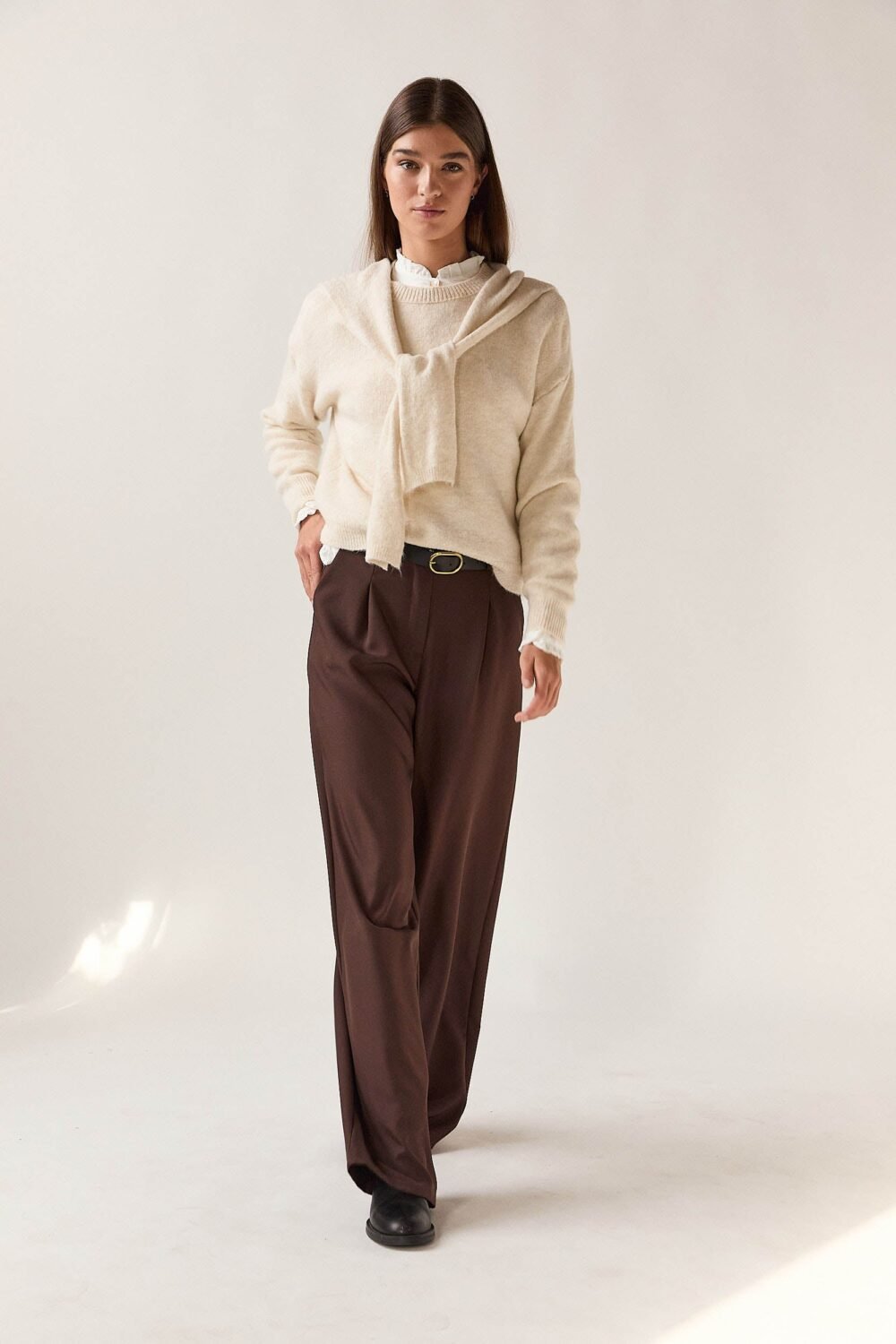 Pantalón pinzas cinturón marrón