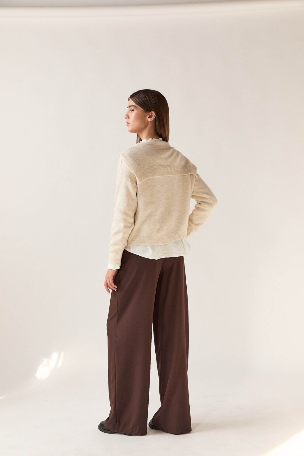 Pantalón pinzas cinturón marrón