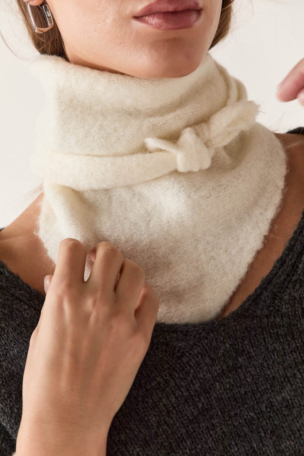 Pañuelo pico lana crudo