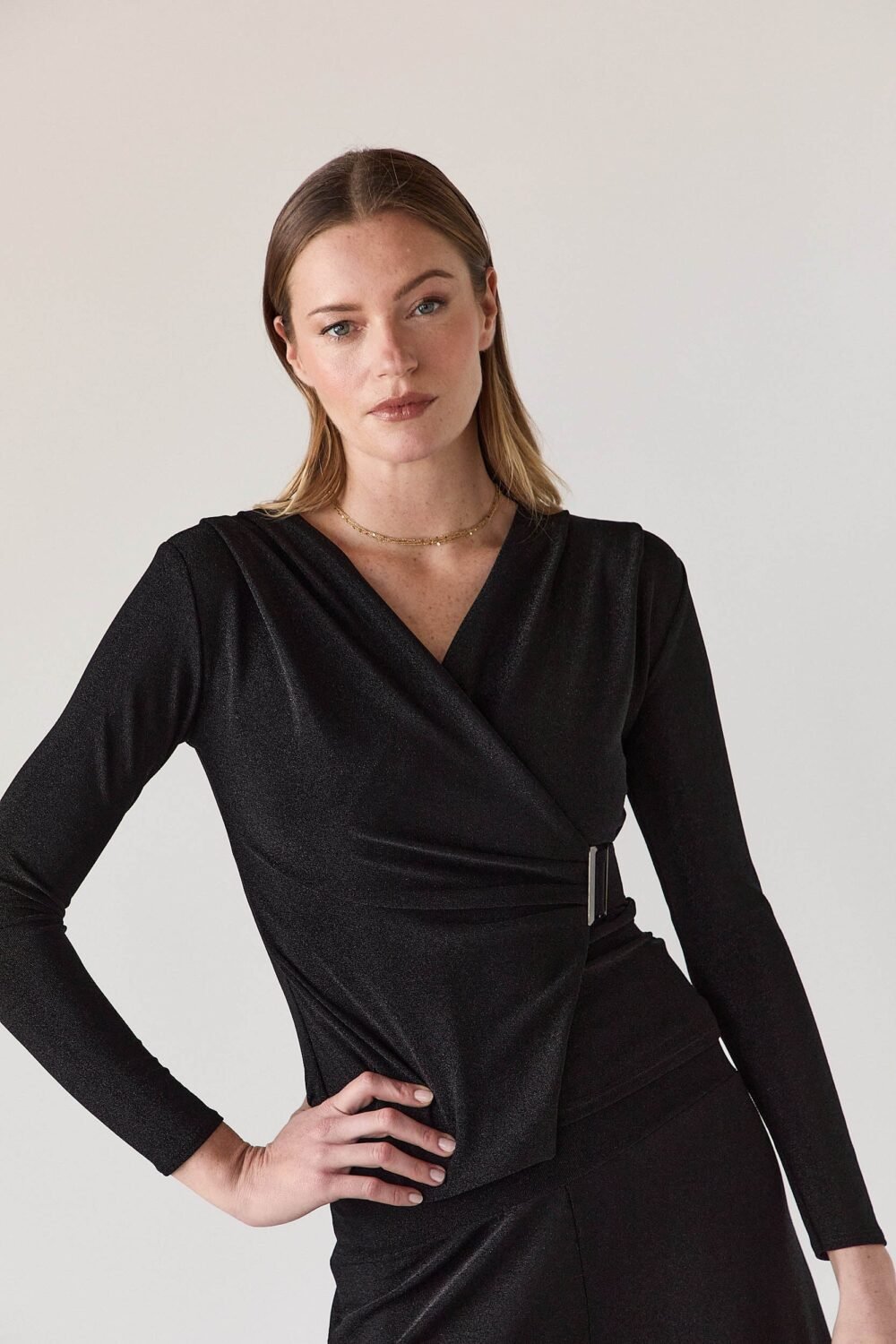 Top cruzado lurex hebilla negro