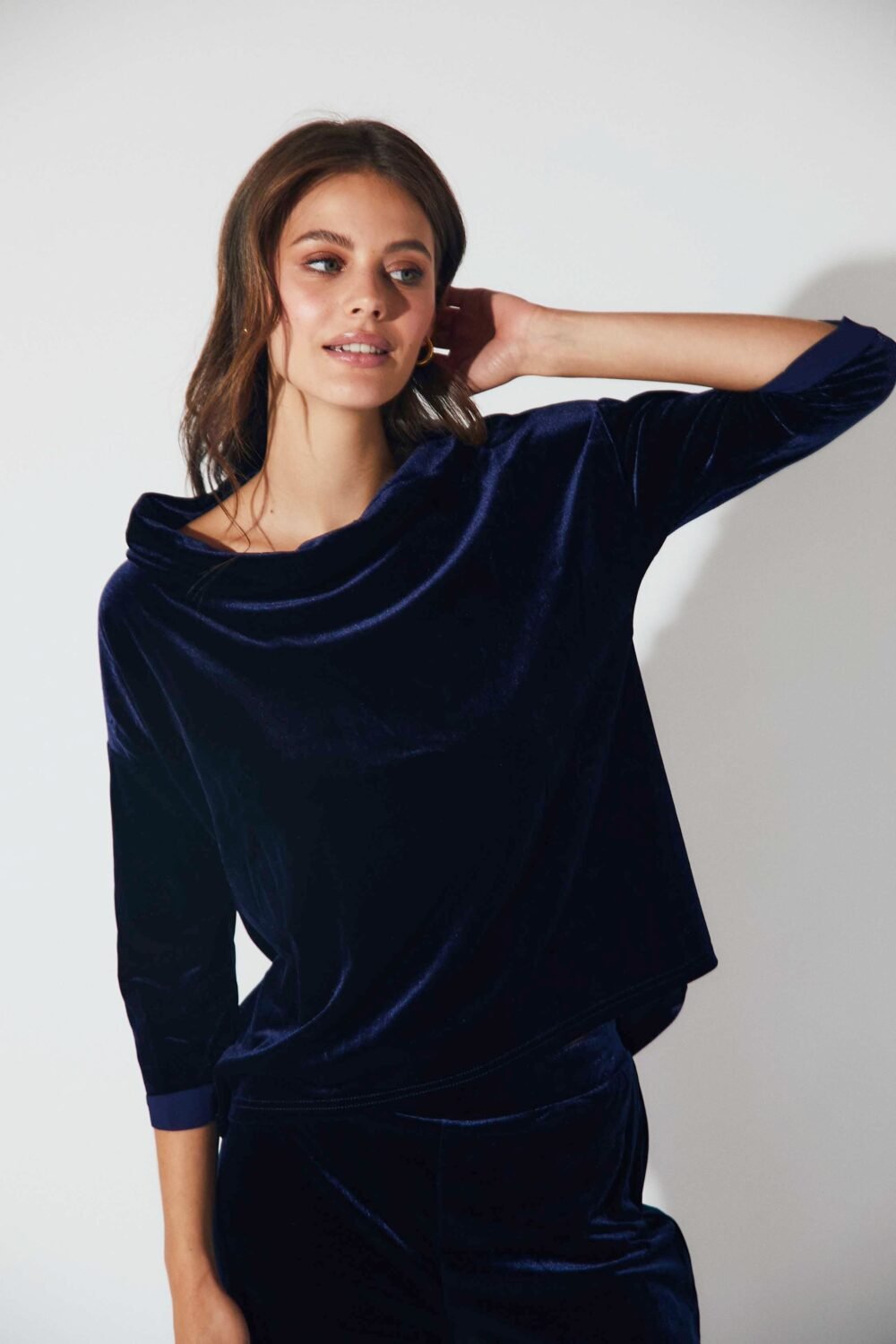 Top-cuello-barco-terciopelo-azul-438HIBA040-4