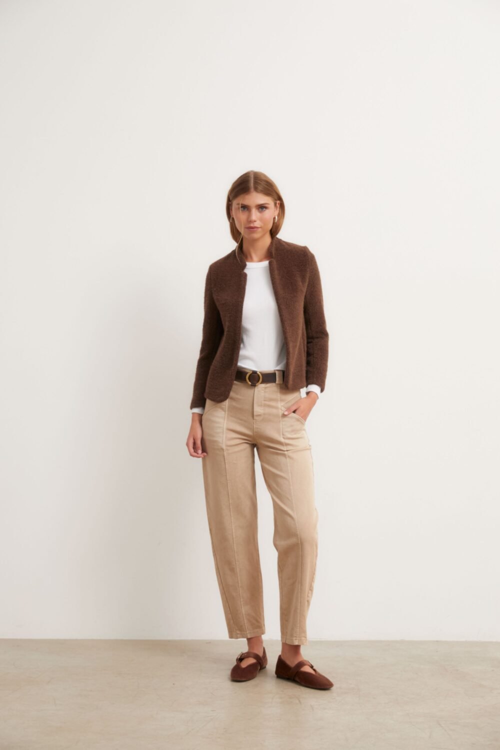 Jeans barrel bolsillos oblicuos beige