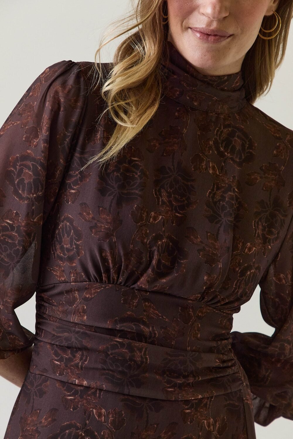 Dress largo volantes estampado floral marrón