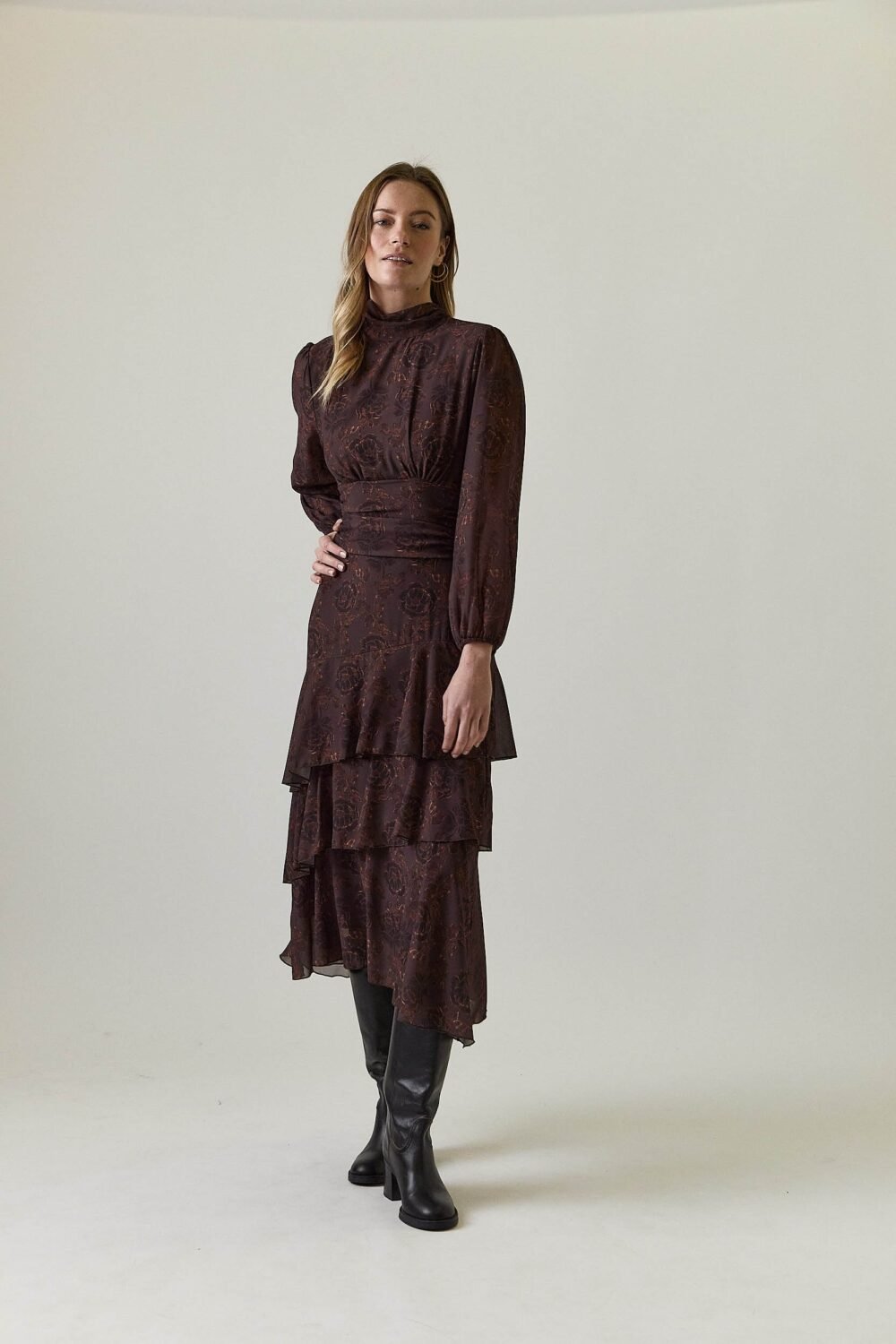 Dress largo volantes estampado floral marrón