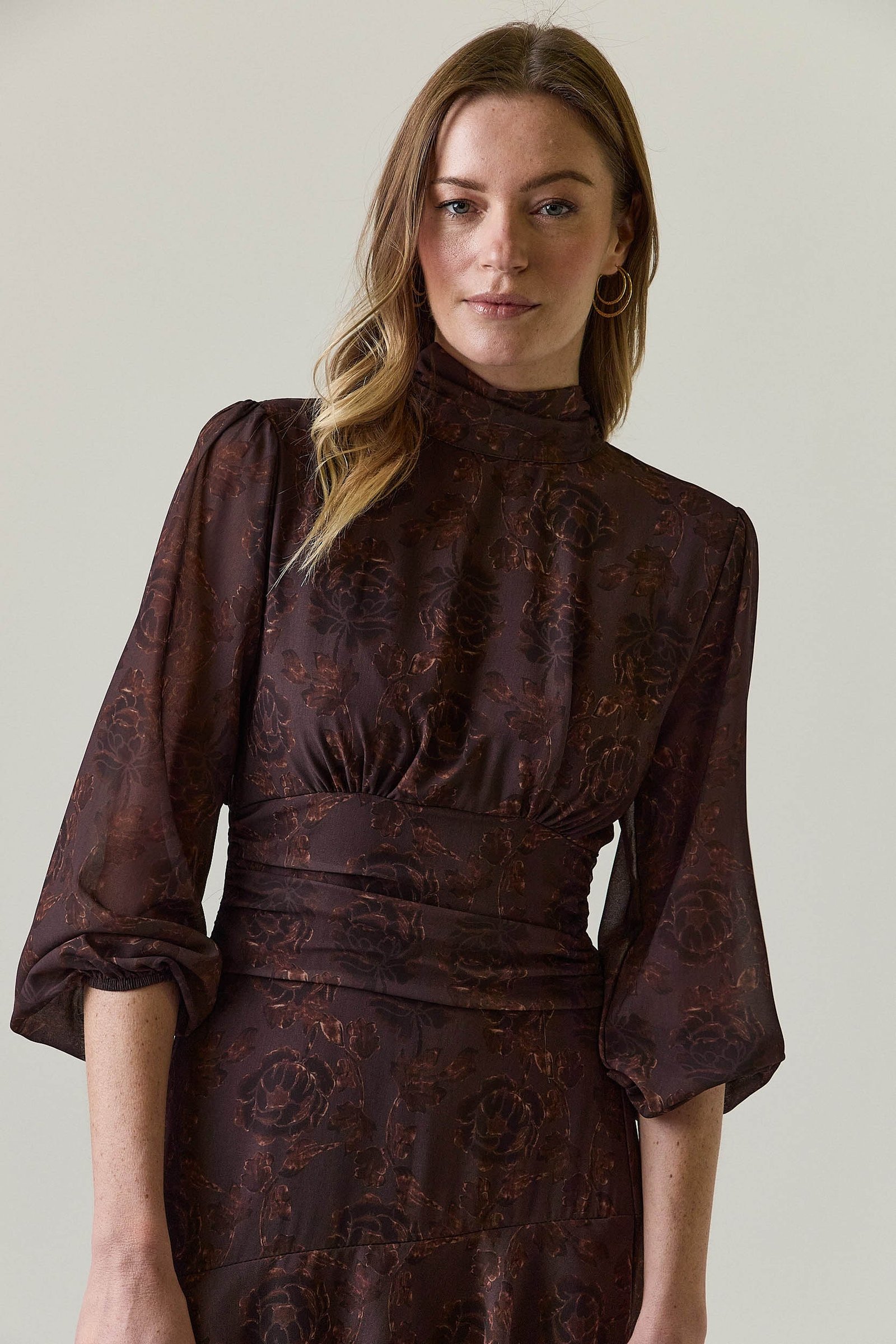 Vestido-volantes-flores-marron-934548-7