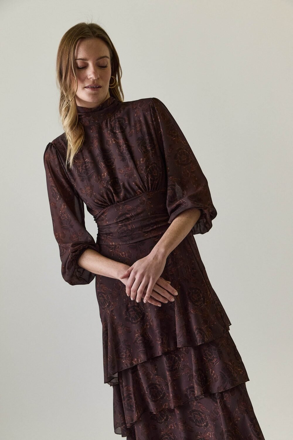 Dress largo volantes estampado floral marrón