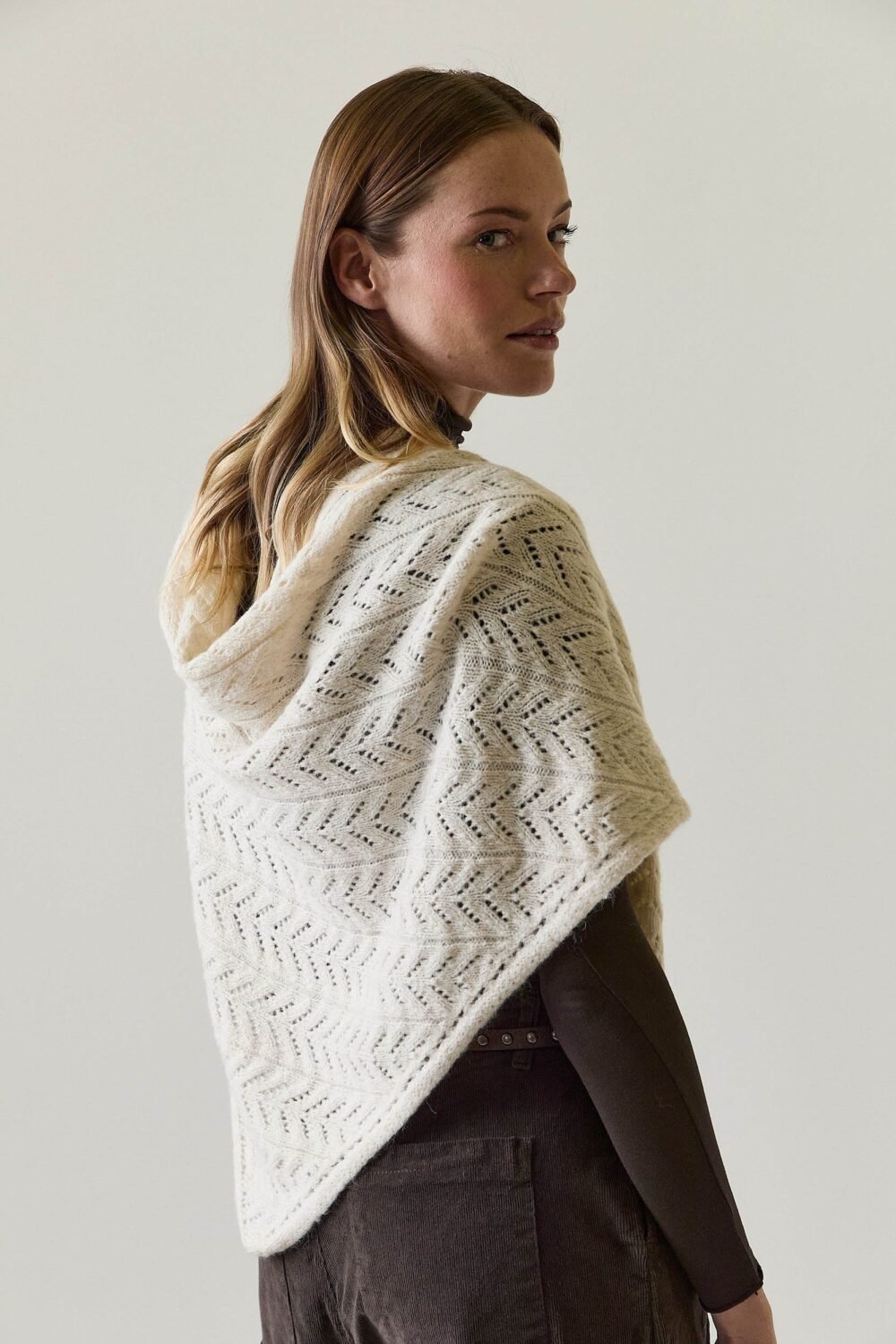 Bufanda punto pico calada crudo