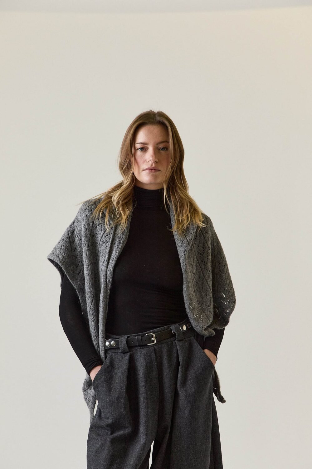 bufanda-calada-gris-934590-1