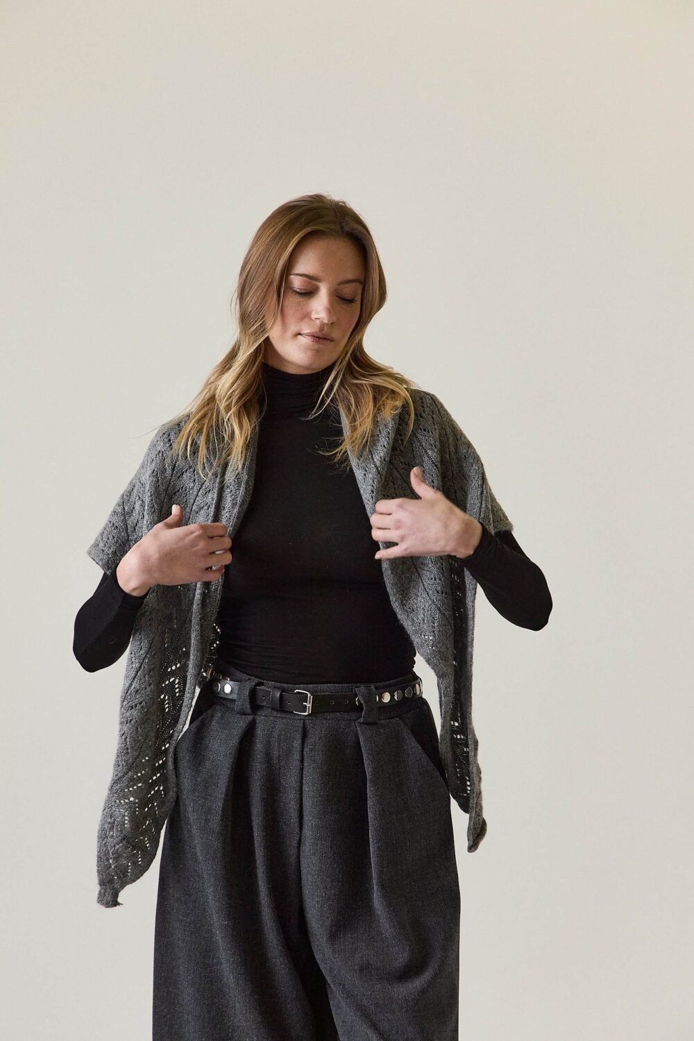 Bufanda punto pico calada gris