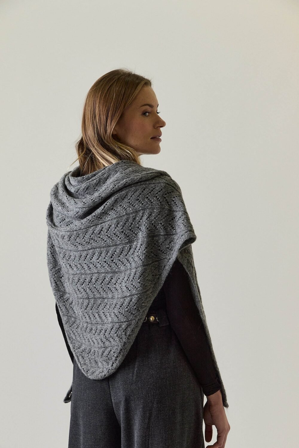 Bufanda punto pico calada gris