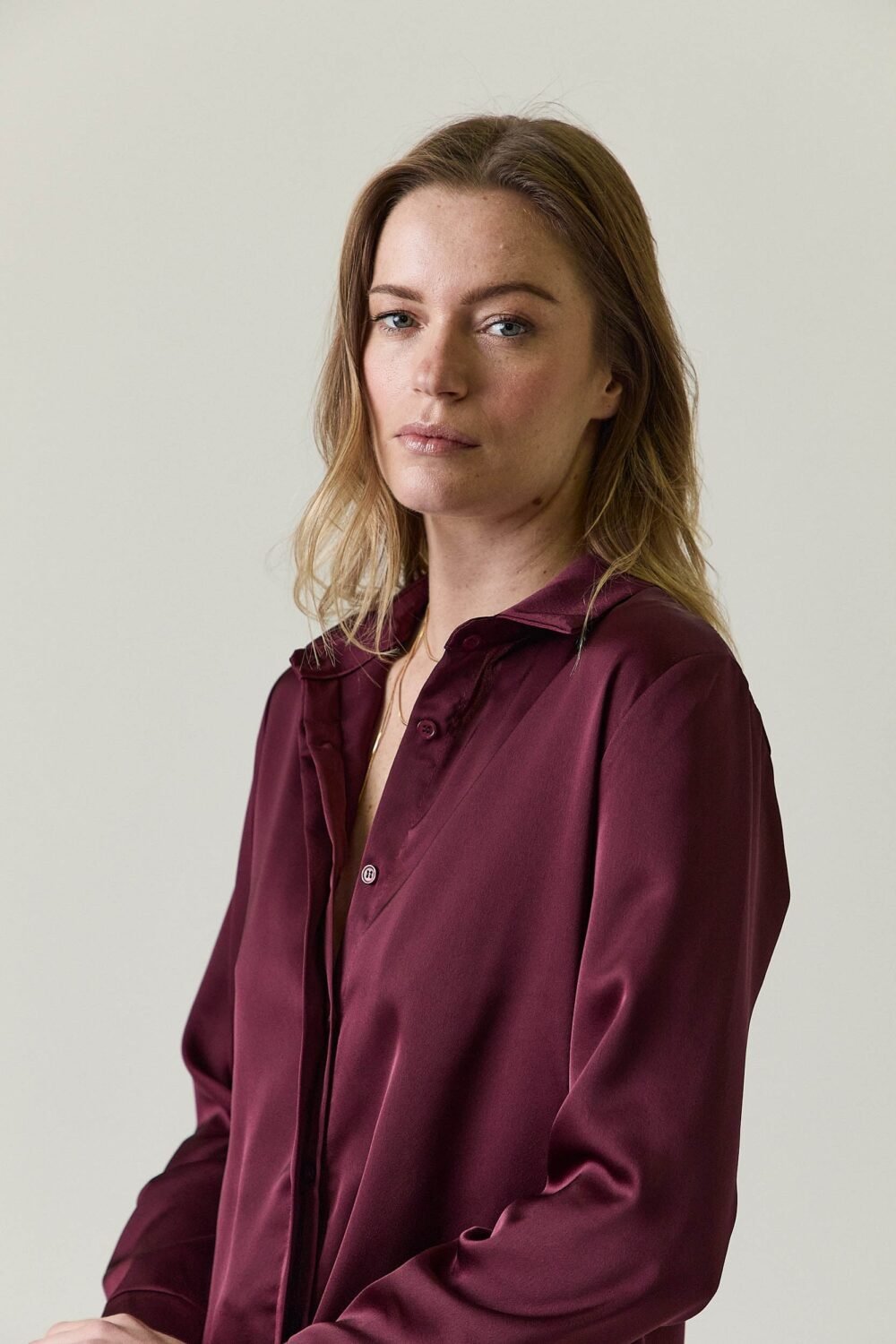 camisa-basica-saten-granate-934611-3