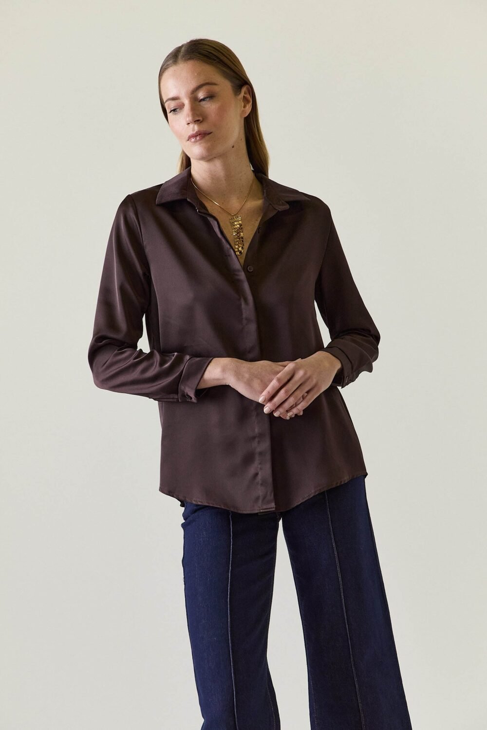 Camisa básica satén marrón