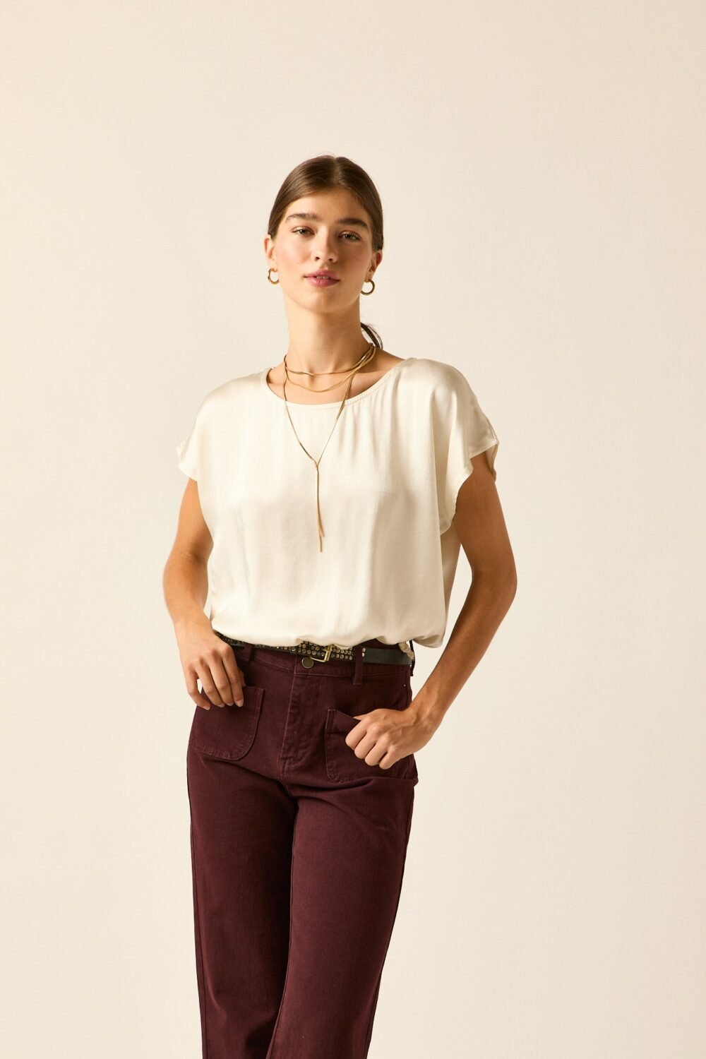 Camiseta satinada lazo crema