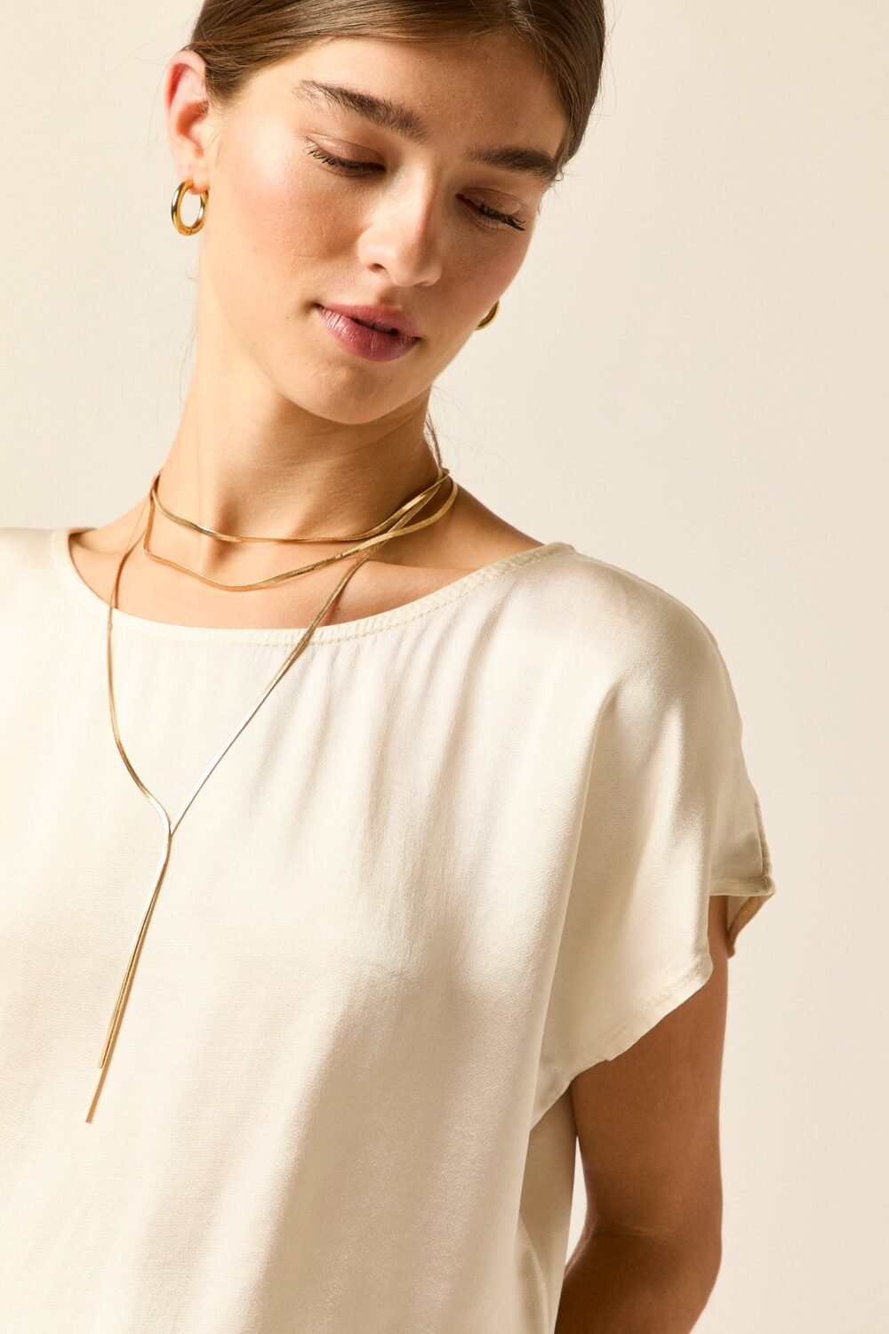 Camiseta satinada lazo crema