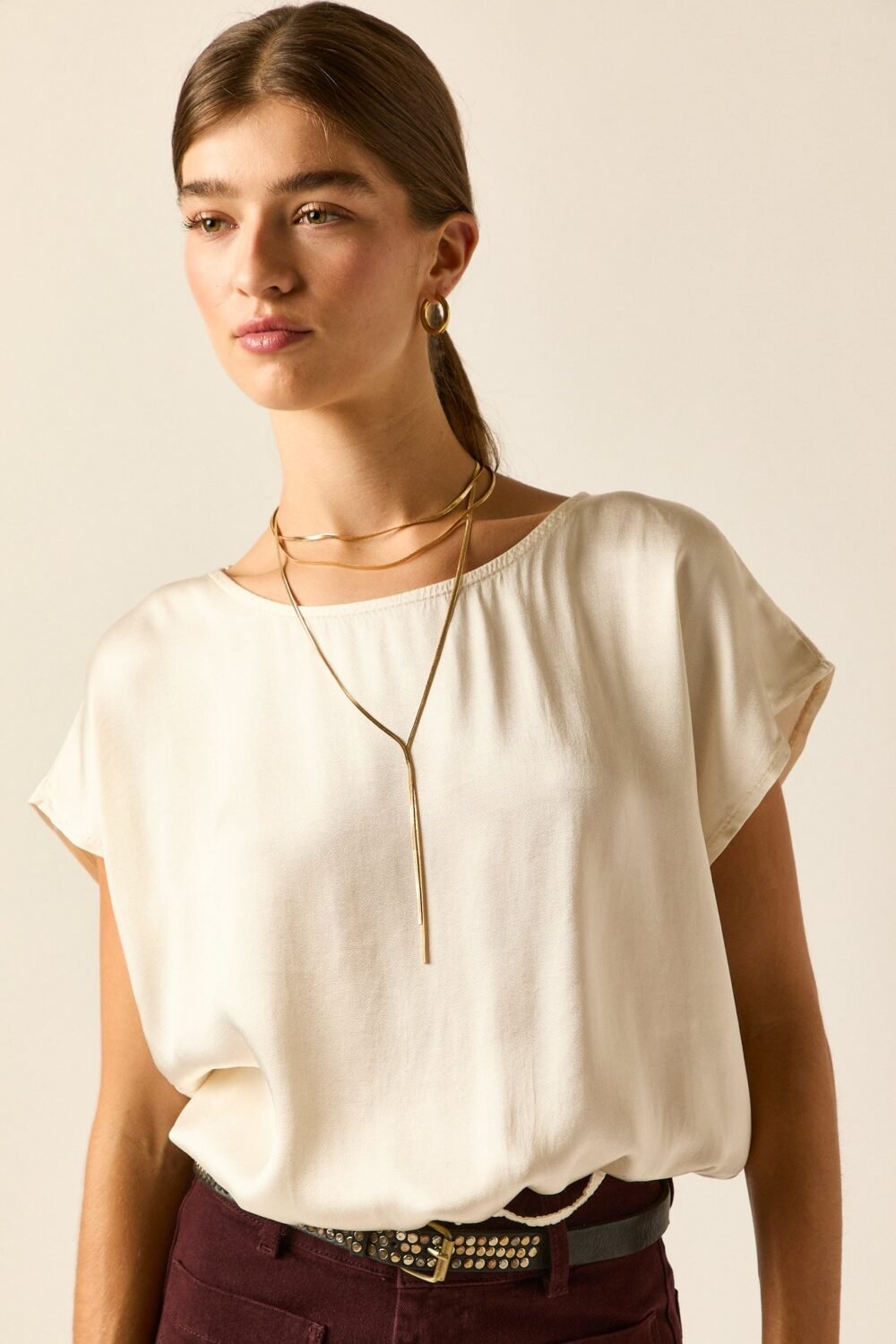 Camiseta satinada lazo crema