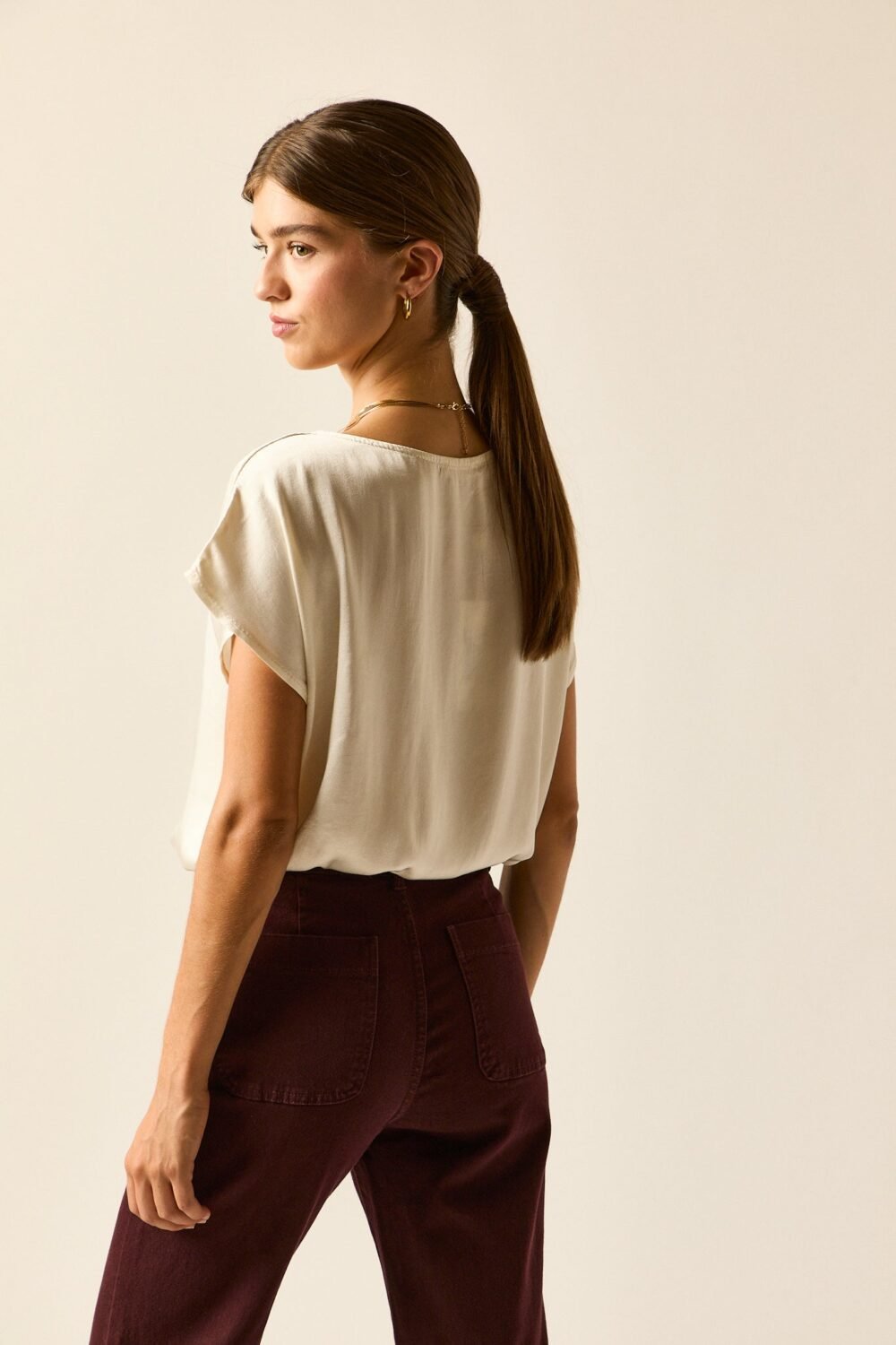 Camiseta satinada lazo crema