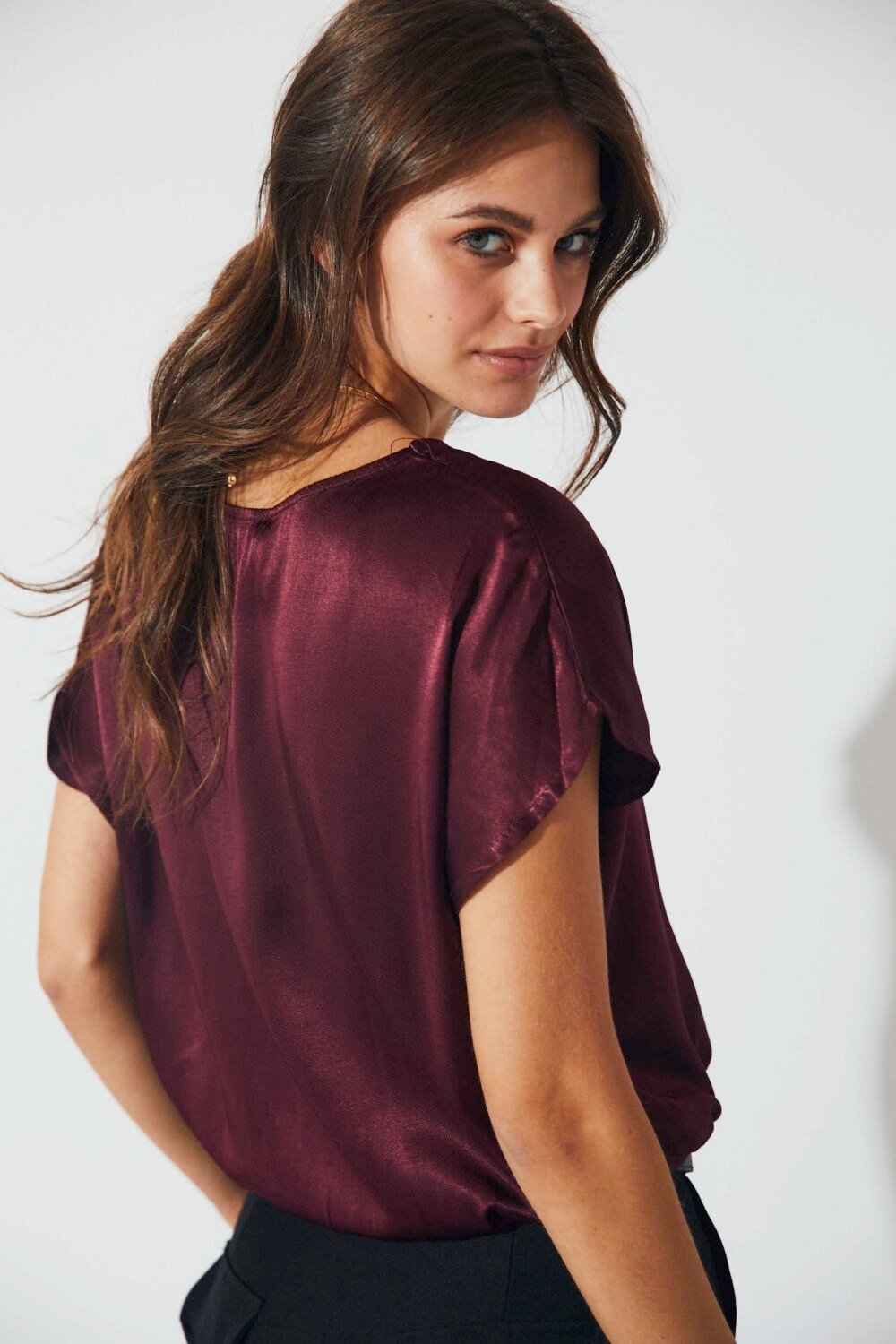 Camiseta satinada lazo burdeos