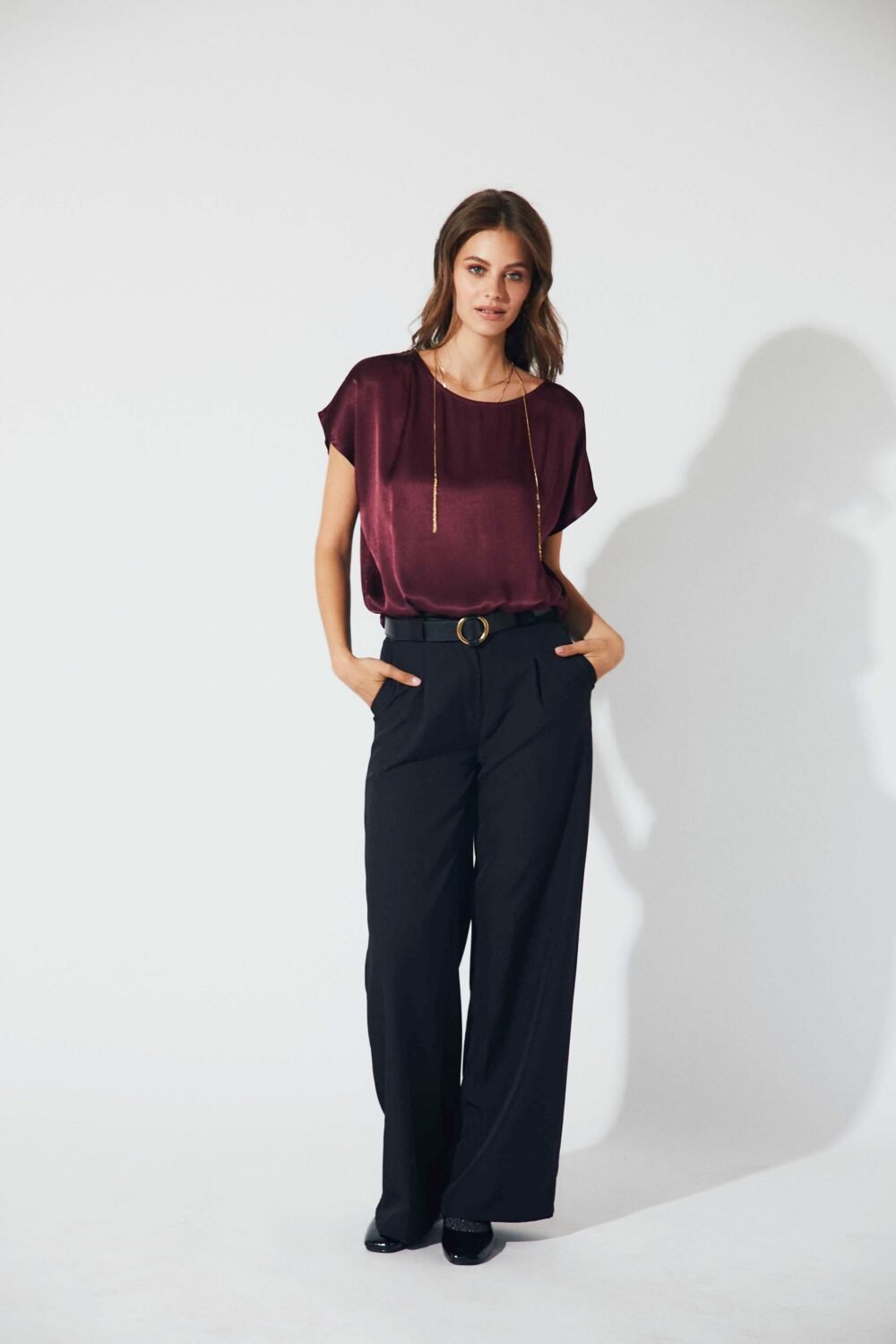 Camiseta satinada lazo burdeos