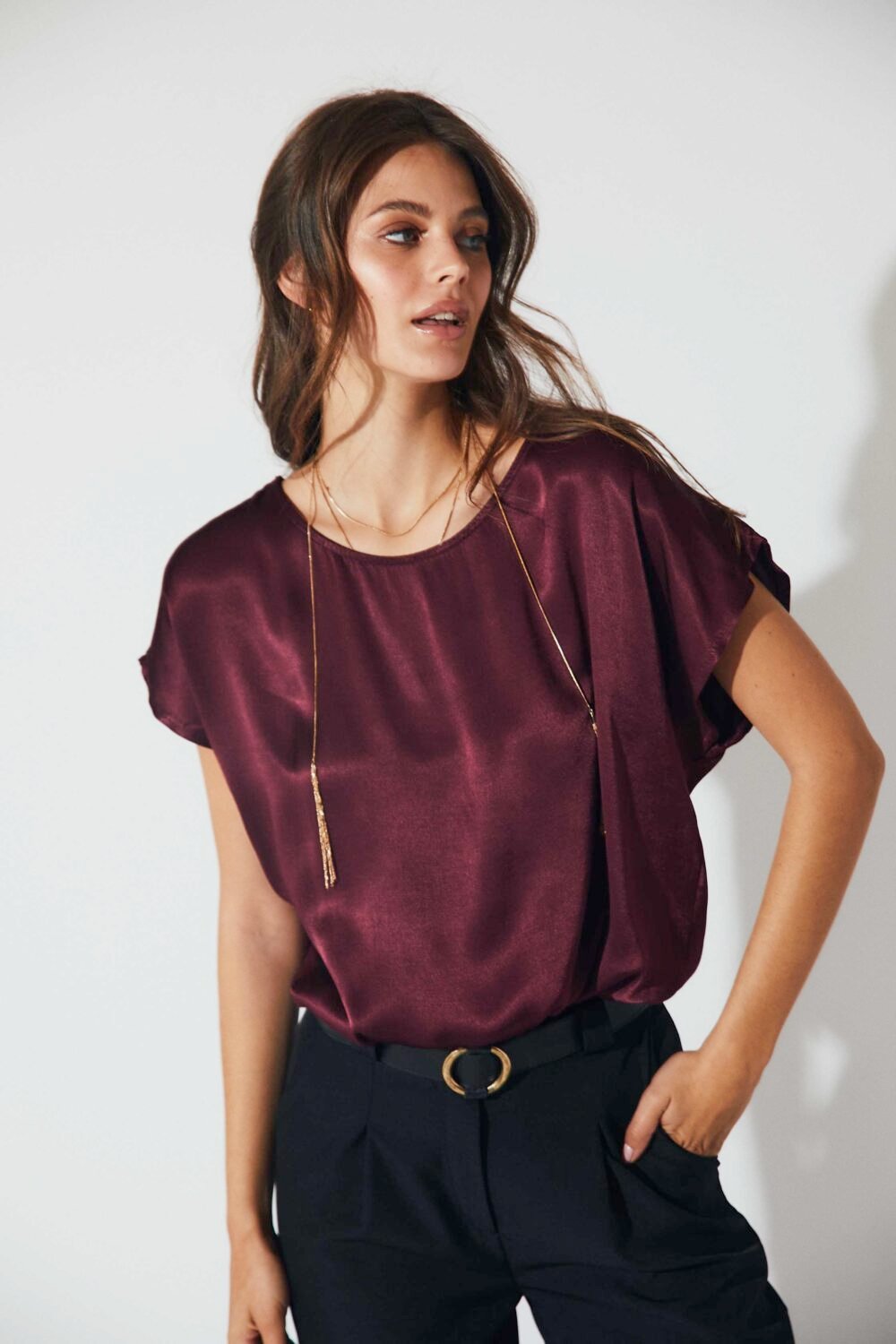 Camiseta satinada lazo burdeos