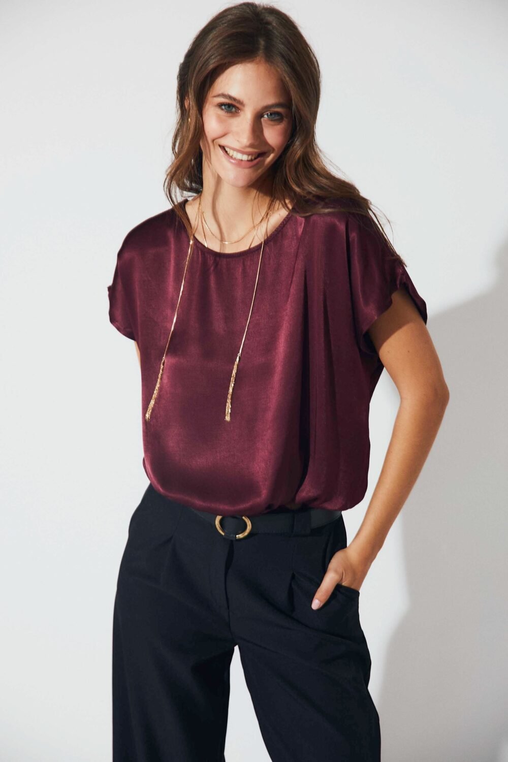 Camiseta satinada lazo burdeos