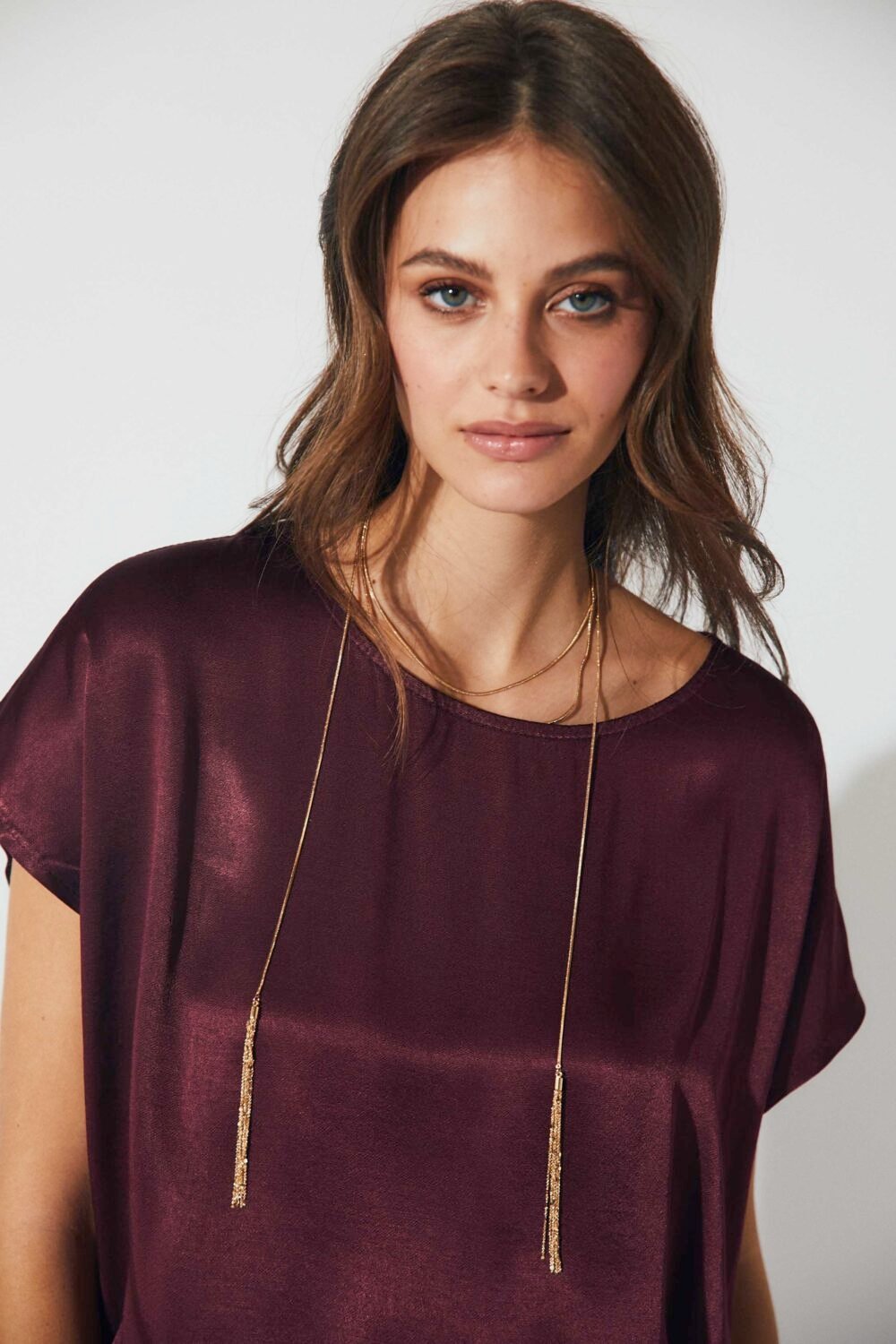 Camiseta satinada lazo burdeos