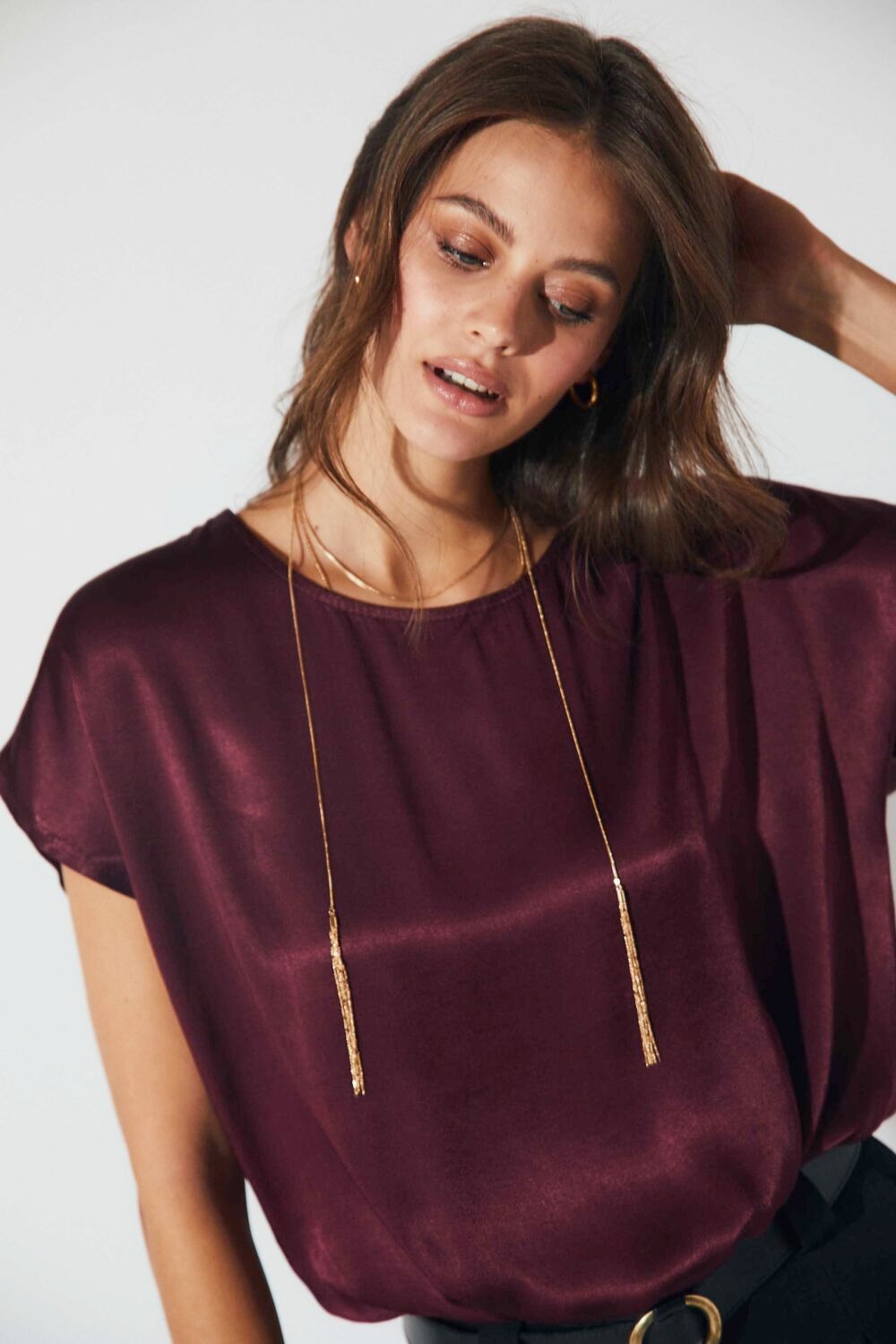 Camiseta satinada lazo burdeos