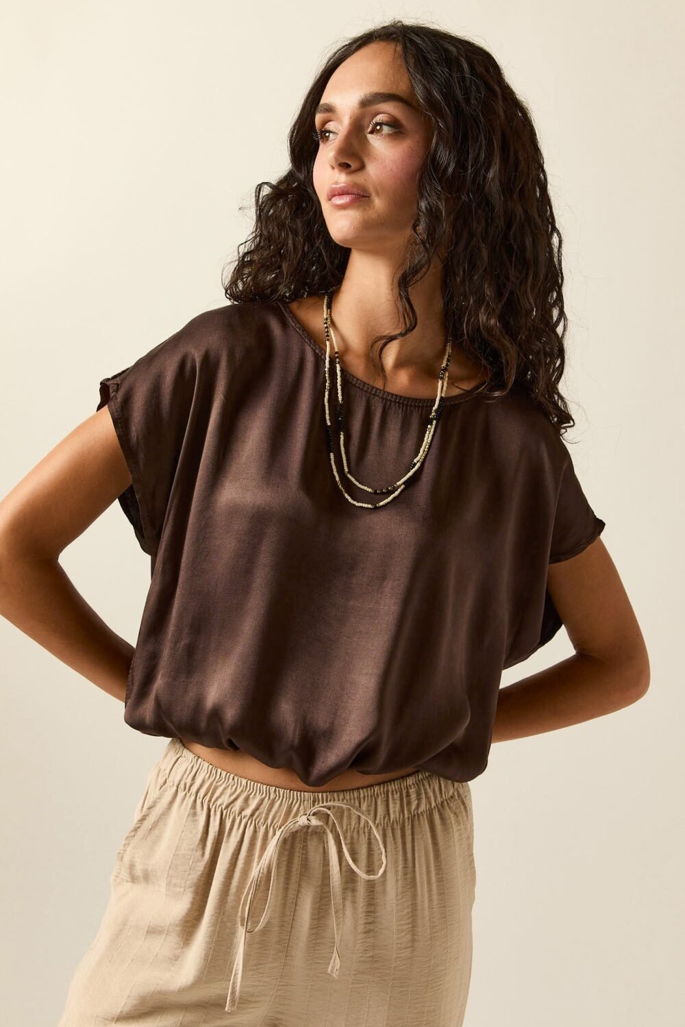 Camiseta satinada lazo marrón