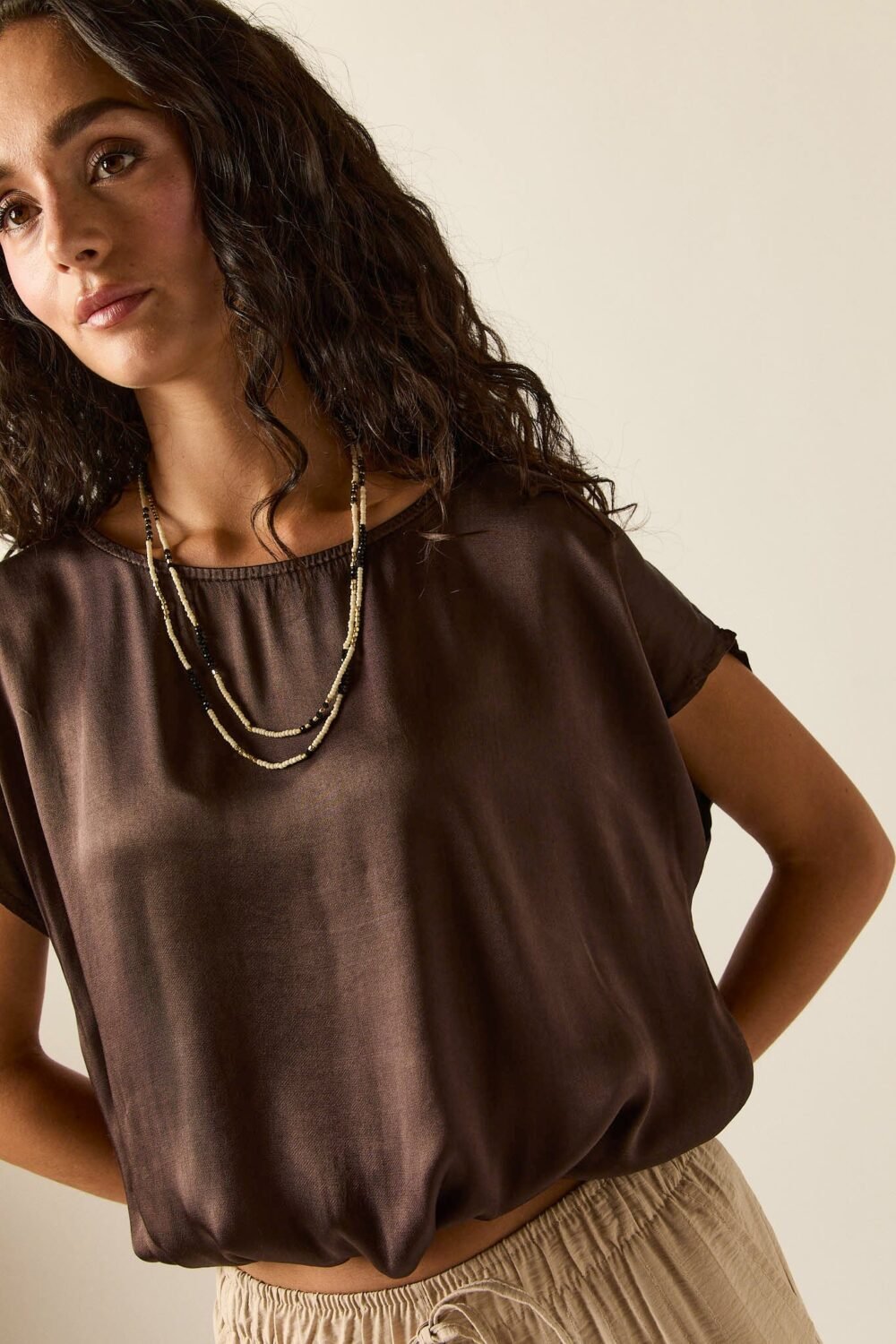 Camiseta satinada lazo marrón