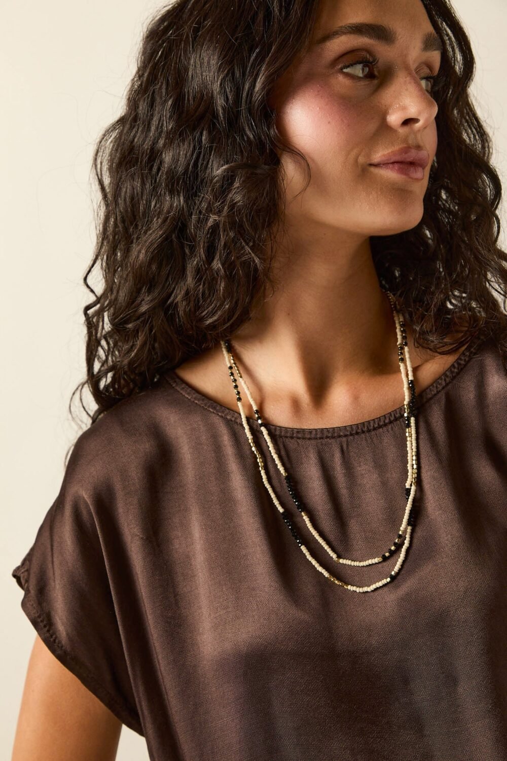 Camiseta satinada lazo marrón