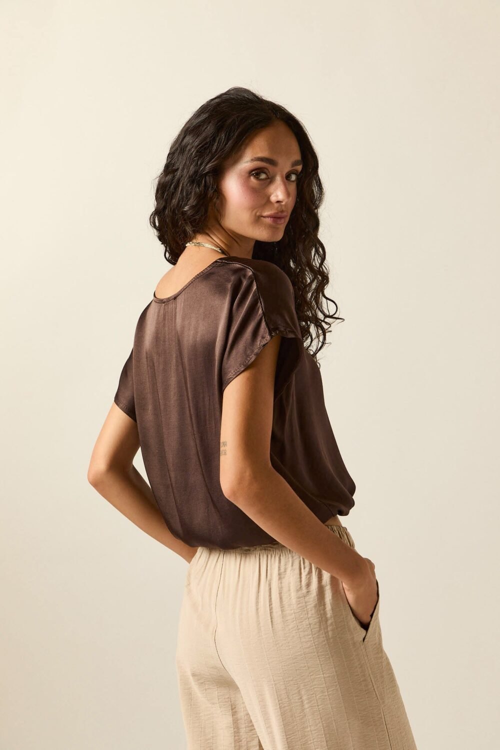 Camiseta satinada lazo marrón