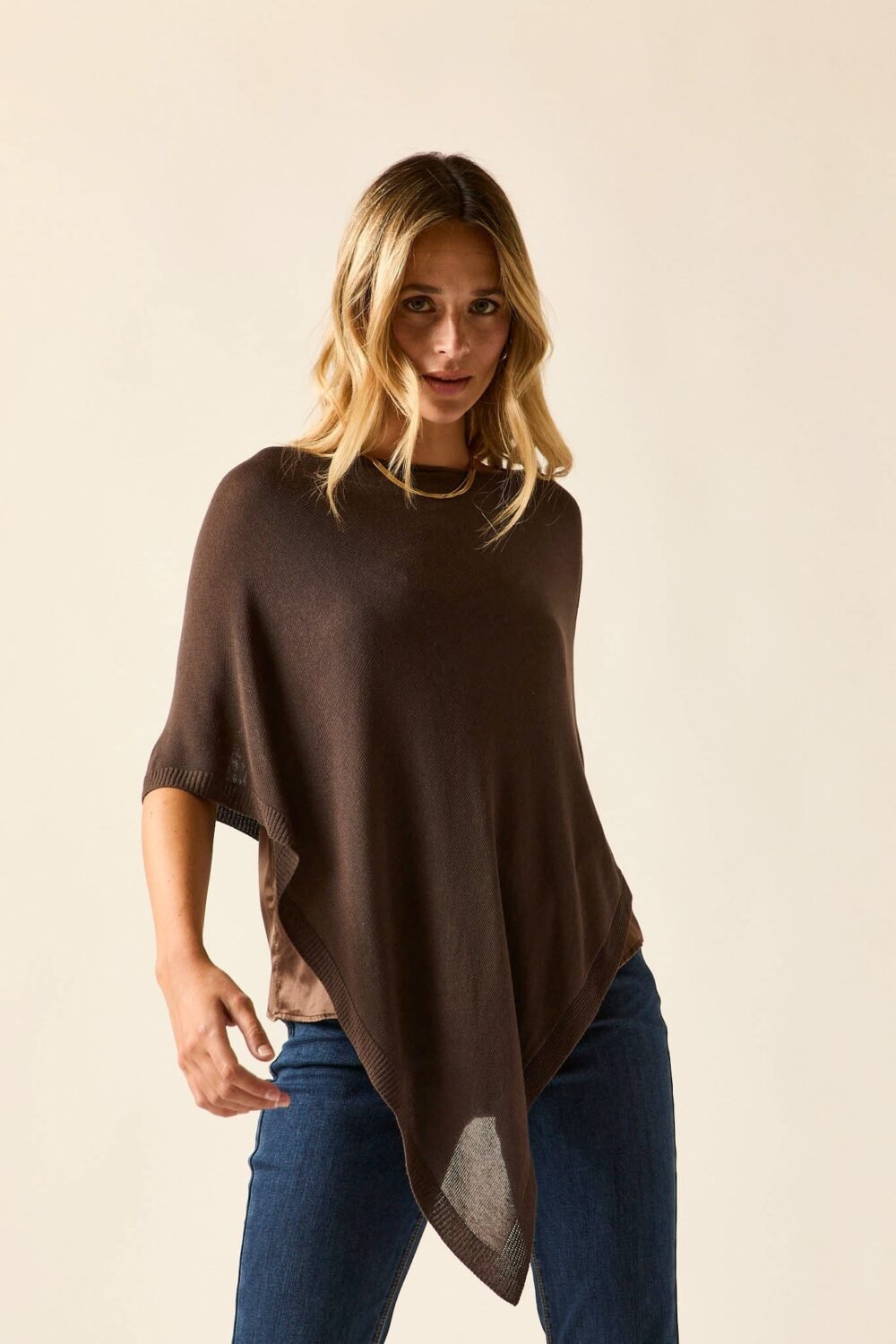 Capa de punto marrón