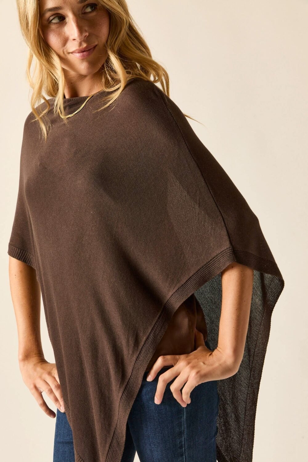 Capa de punto marrón