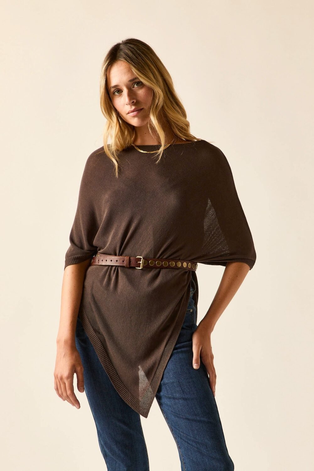 Capa de punto marrón