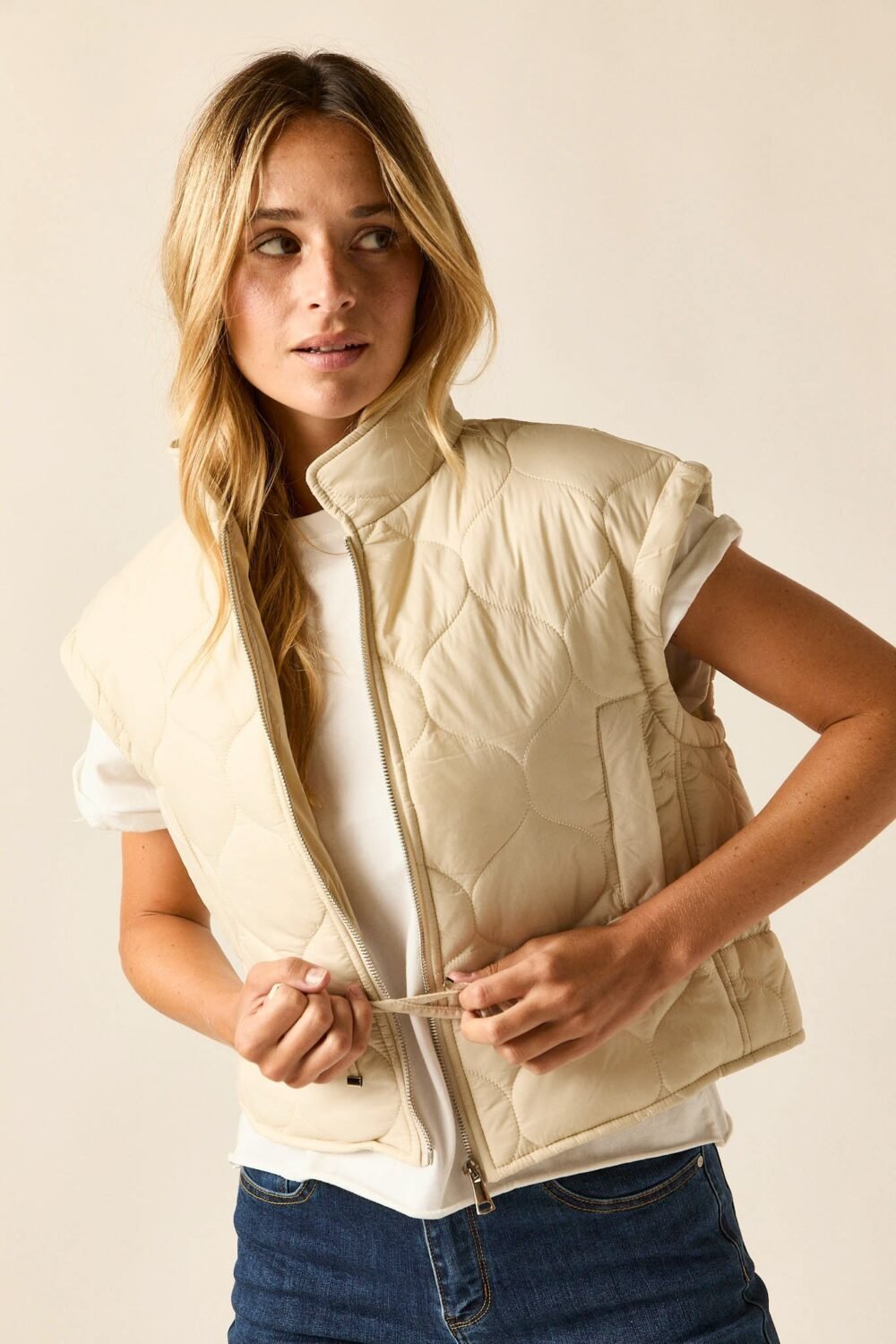 chaleco-plumas-beige-AB24013002-2