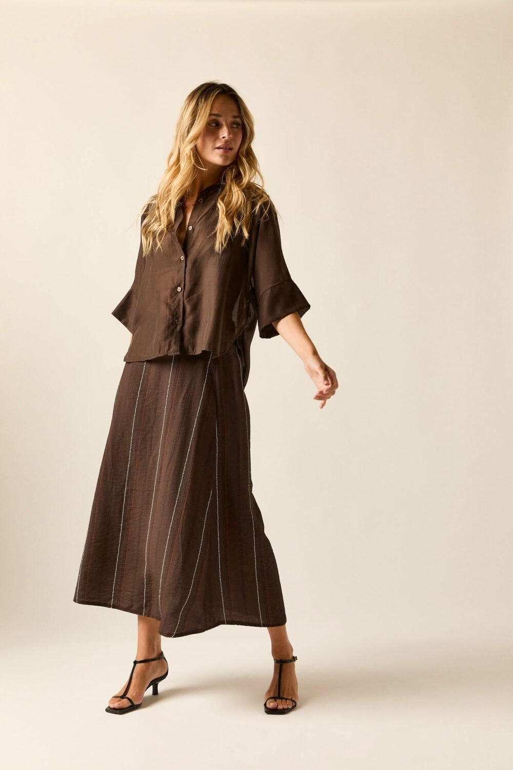 Falda midi estampada marrón