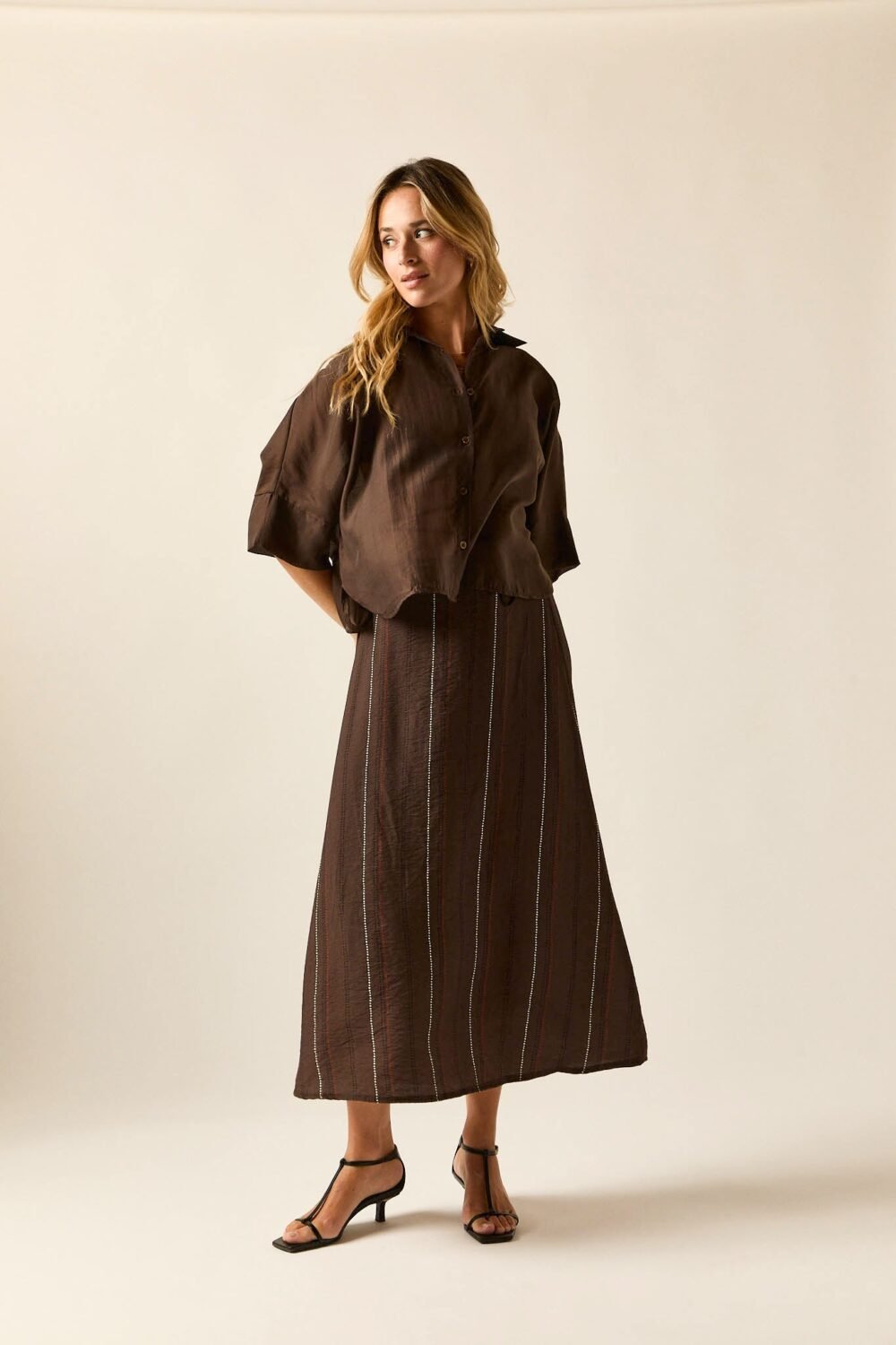 Falda midi estampada marrón