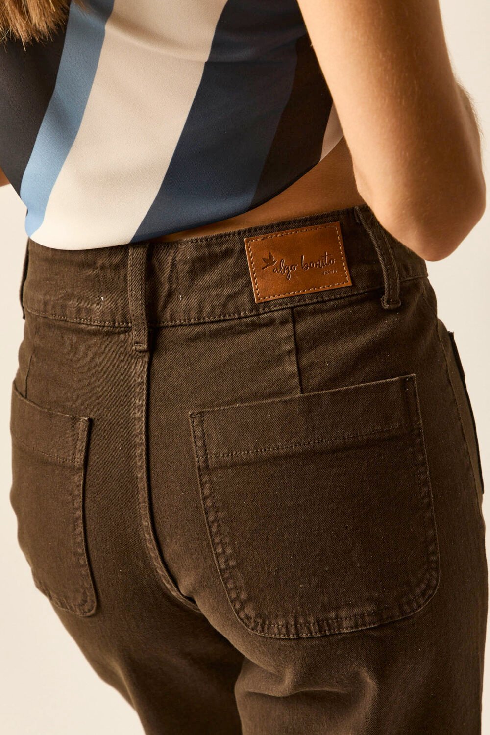 Jeans pockets marrón dos botones