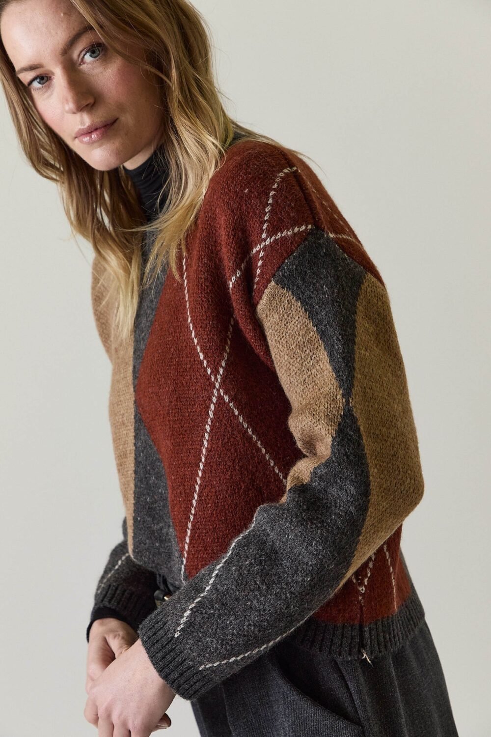 Jersey de rombos multicolor gris